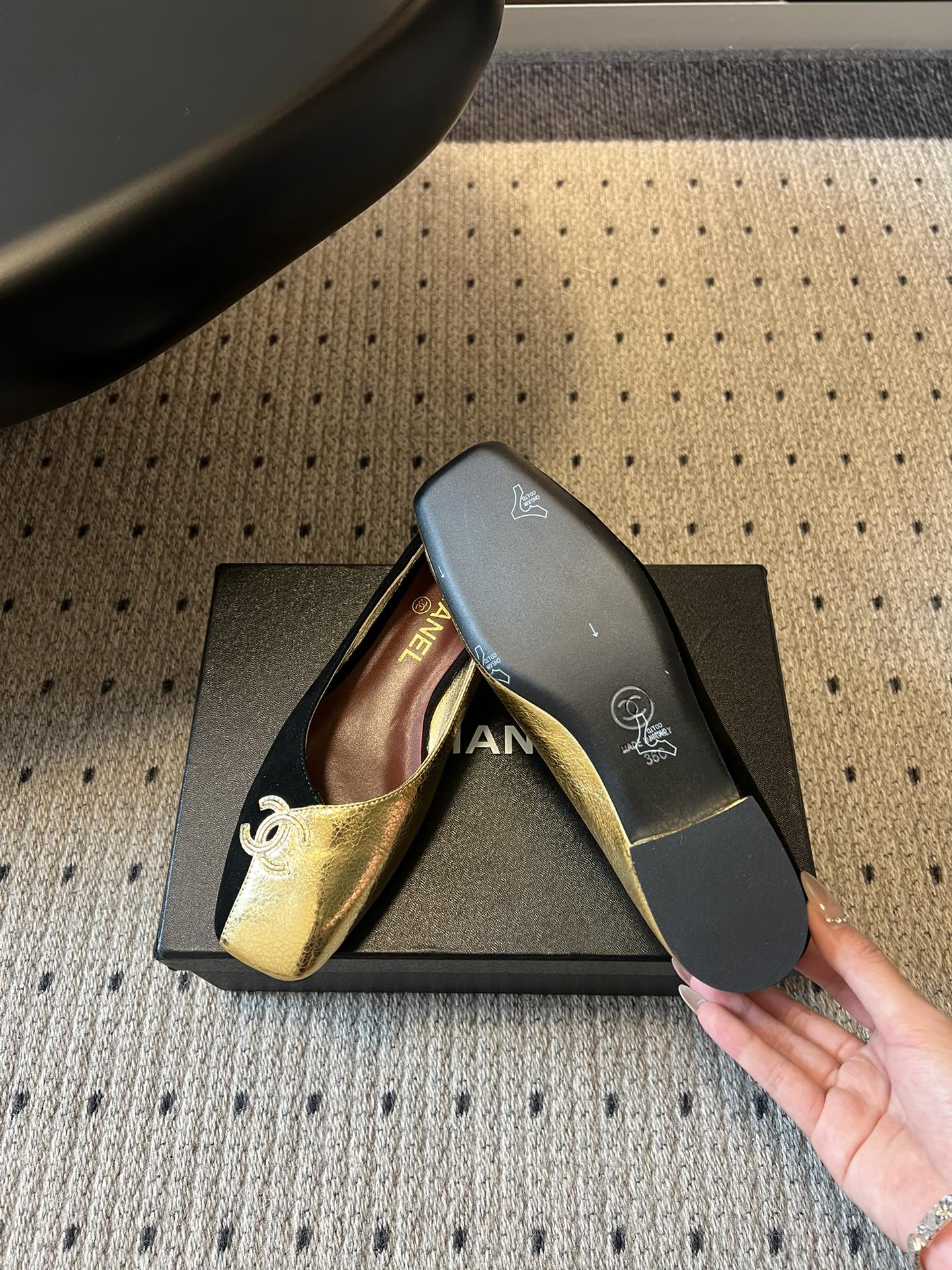 Chane*26SS早春新款拼色方头单鞋这双鞋，真的把香奈儿的经典优雅拿捏得恰到好处。标志性的双C饰扣，