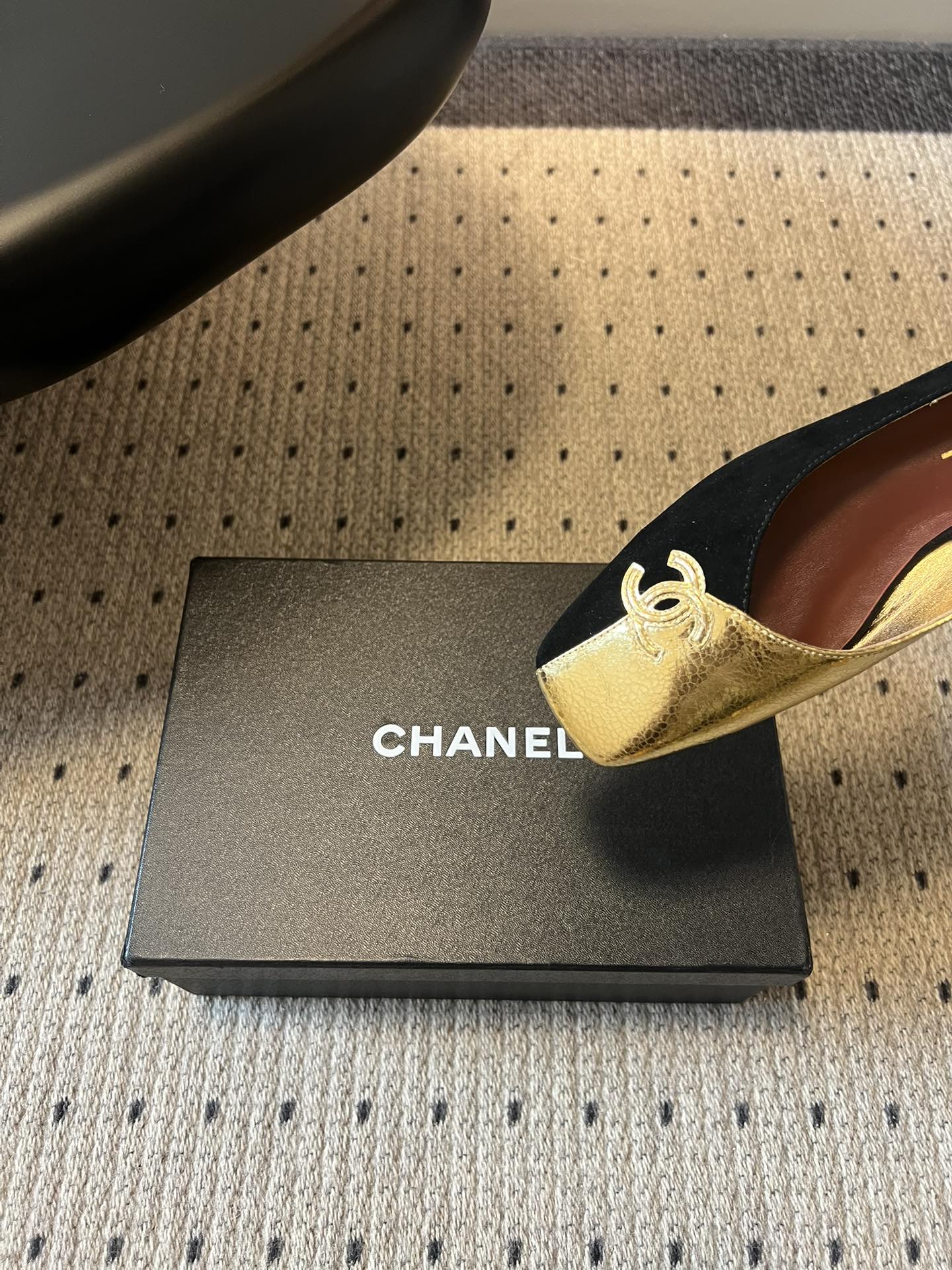 Chane*26SS早春新款拼色方头单鞋这双鞋，真的把香奈儿的经典优雅拿捏得恰到好处。标志性的双C饰扣，