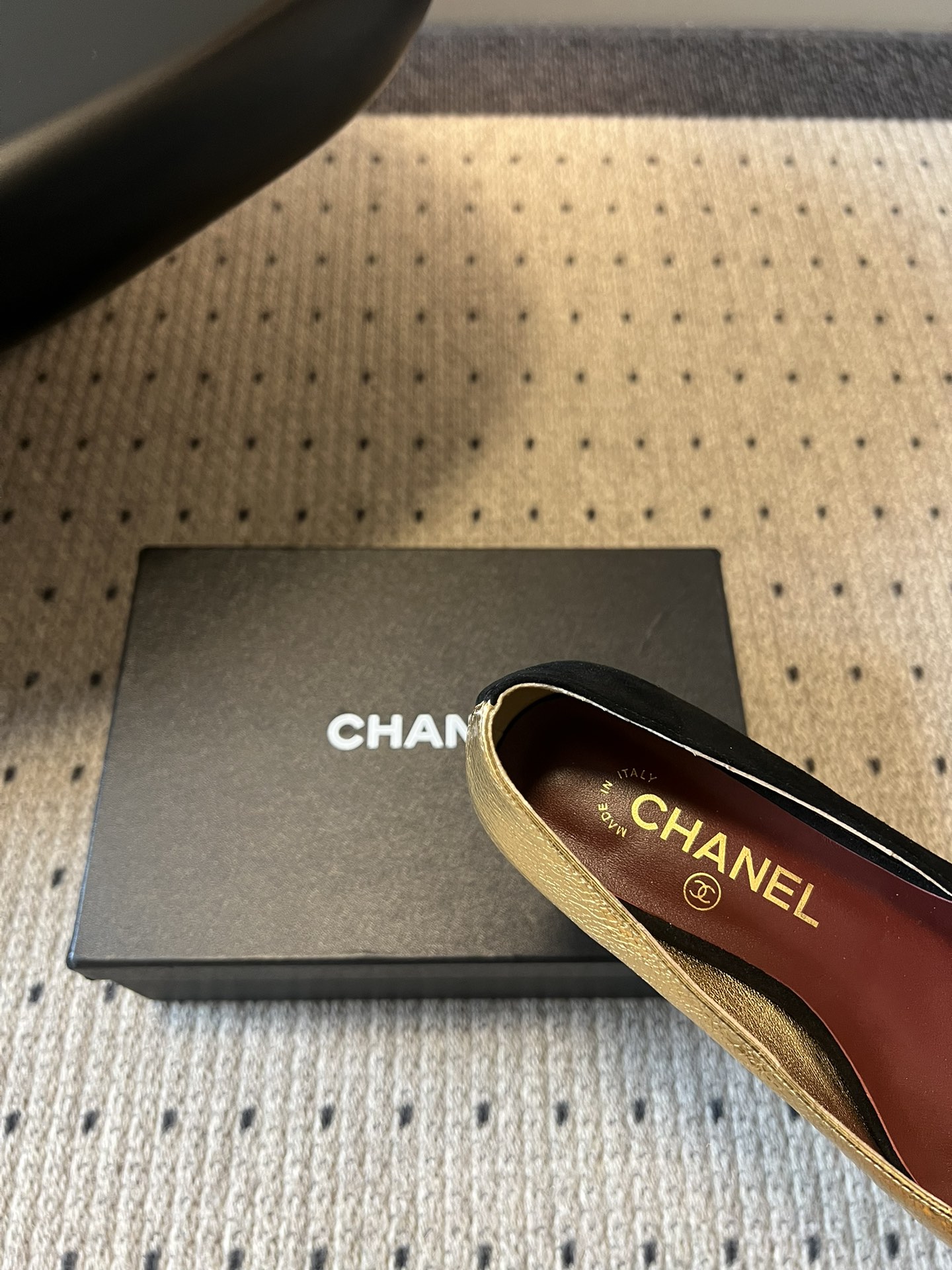 Chane*26SS早春新款拼色方头单鞋这双鞋，真的把香奈儿的经典优雅拿捏得恰到好处。标志性的双C饰扣，