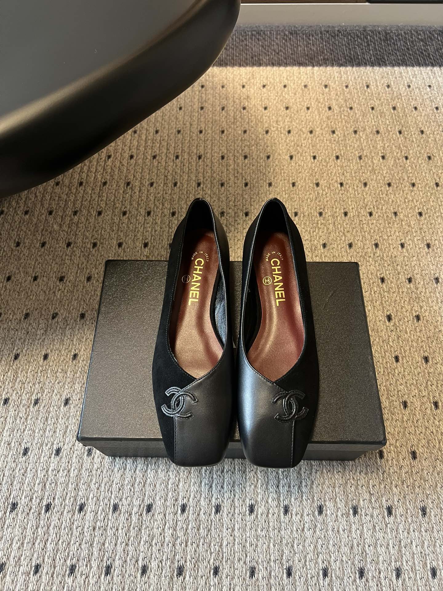 Chane*26SS早春新款拼色方头单鞋这双鞋，真的把香奈儿的经典优雅拿捏得恰到好处。标志性的双C饰扣，