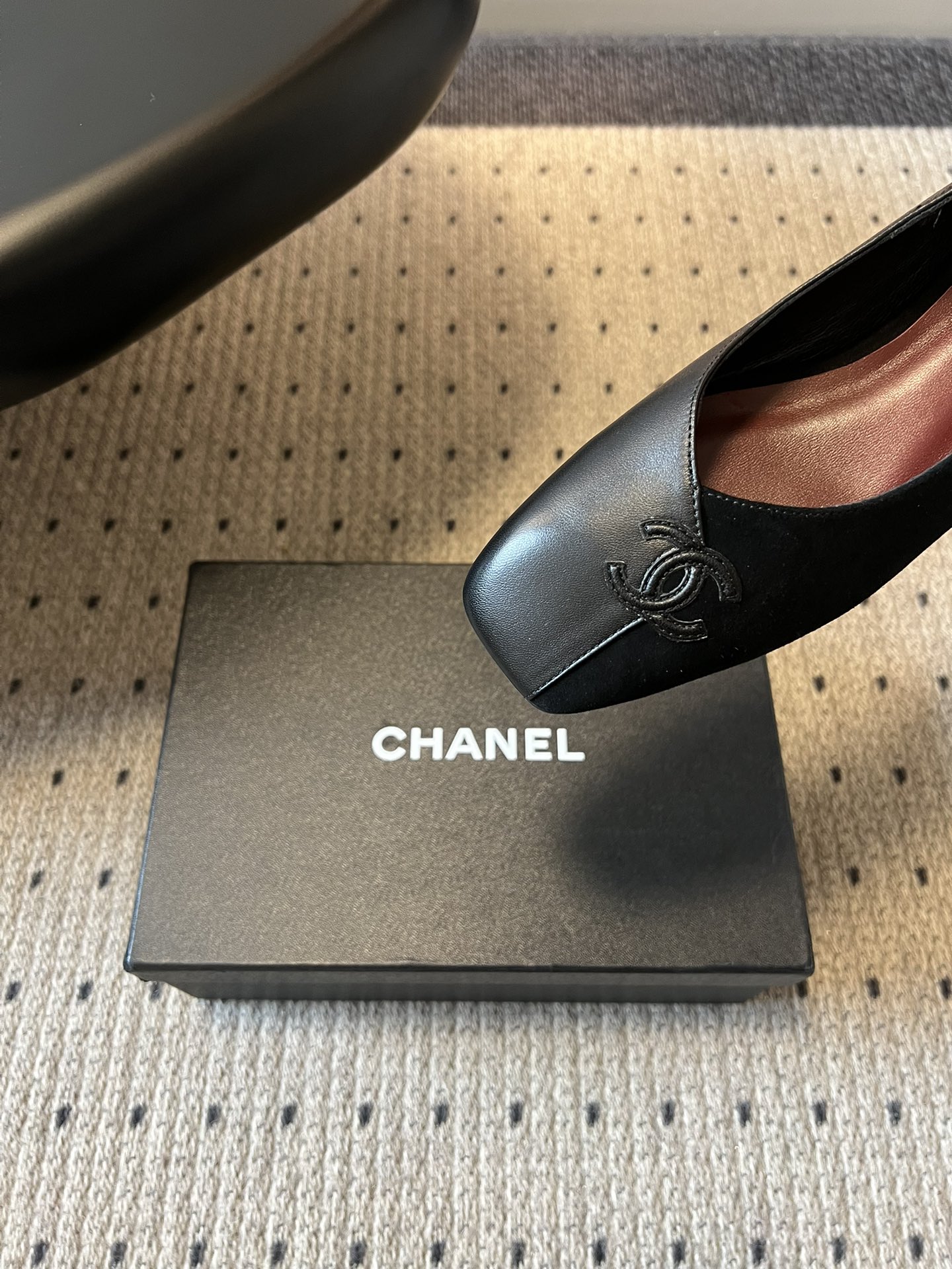 Chane*26SS早春新款拼色方头单鞋这双鞋，真的把香奈儿的经典优雅拿捏得恰到好处。标志性的双C饰扣，