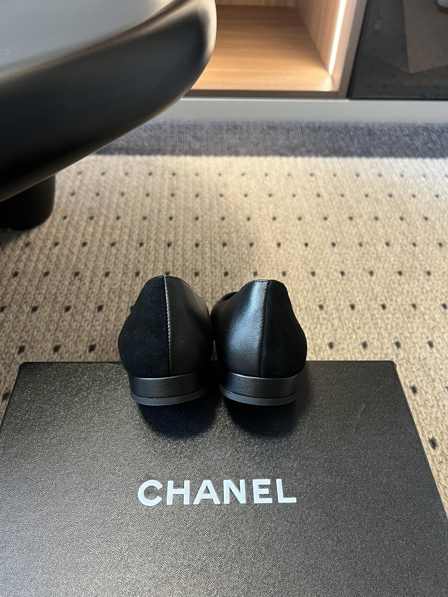 Chane*26SS早春新款拼色方头单鞋这双鞋，真的把香奈儿的经典优雅拿捏得恰到好处。标志性的双C饰扣，