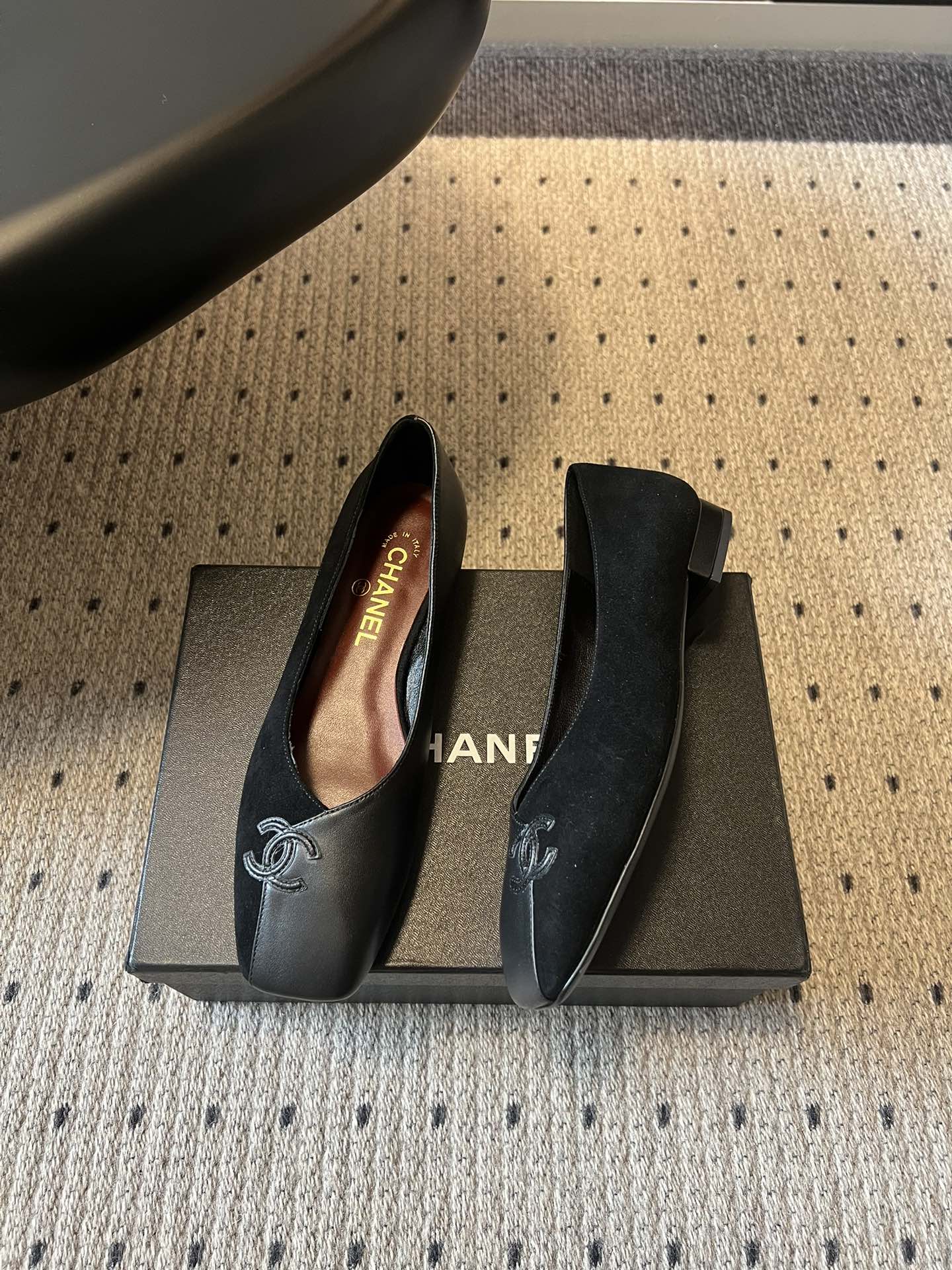 Chane*26SS早春新款拼色方头单鞋这双鞋，真的把香奈儿的经典优雅拿捏得恰到好处。标志性的双C饰扣，