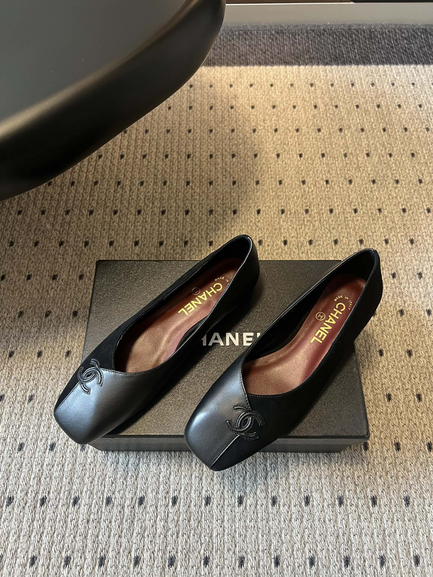 Chane*26SS早春新款拼色方头单鞋这双鞋，真的把香奈儿的经典优雅拿捏得恰到好处。标志性的双C饰扣，