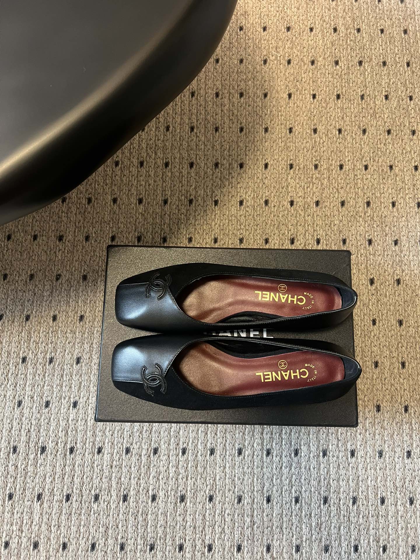 Chane*26SS早春新款拼色方头单鞋这双鞋，真的把香奈儿的经典优雅拿捏得恰到好处。标志性的双C饰扣，