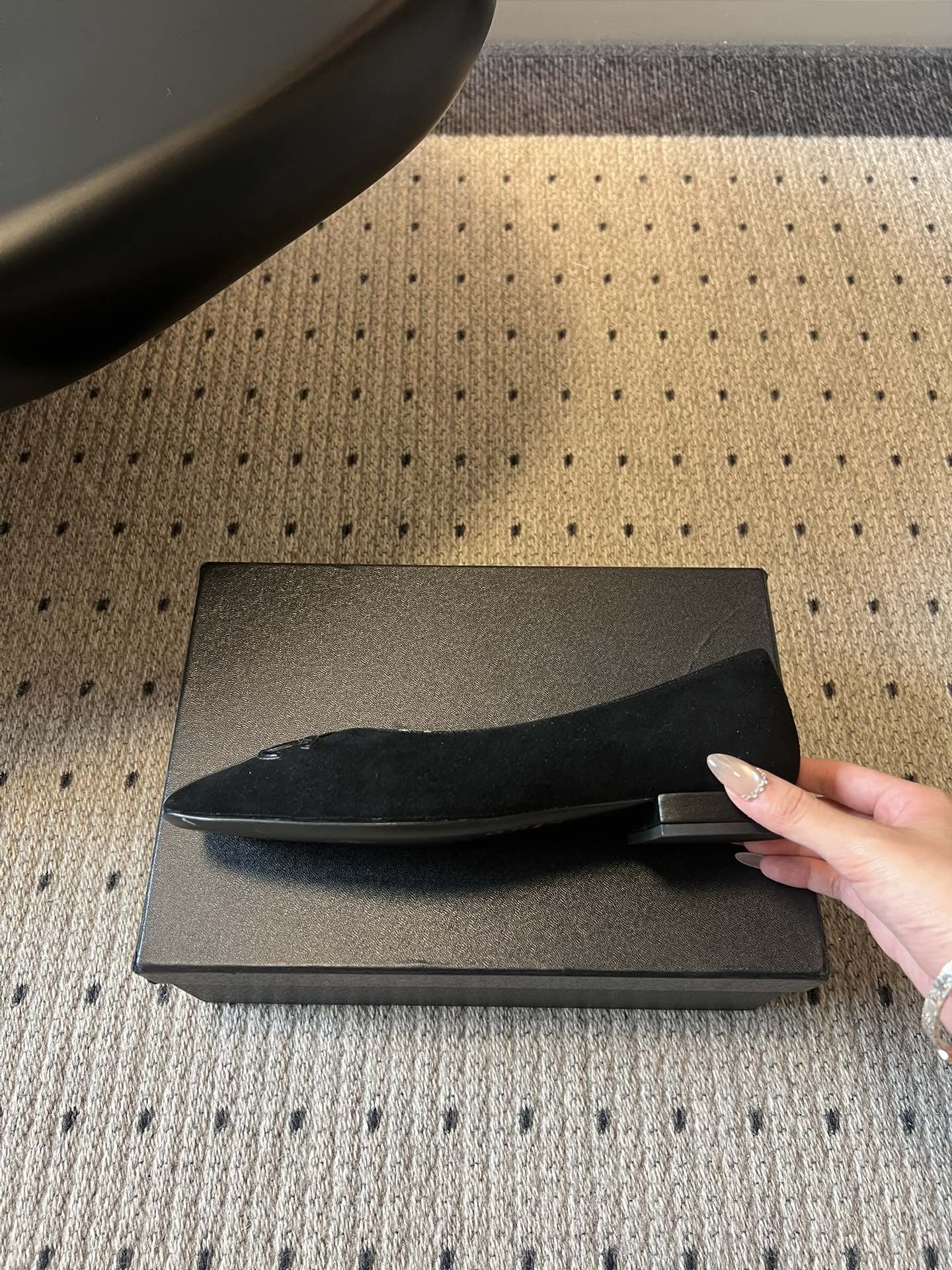 Chane*26SS早春新款拼色方头单鞋这双鞋，真的把香奈儿的经典优雅拿捏得恰到好处。标志性的双C饰扣，