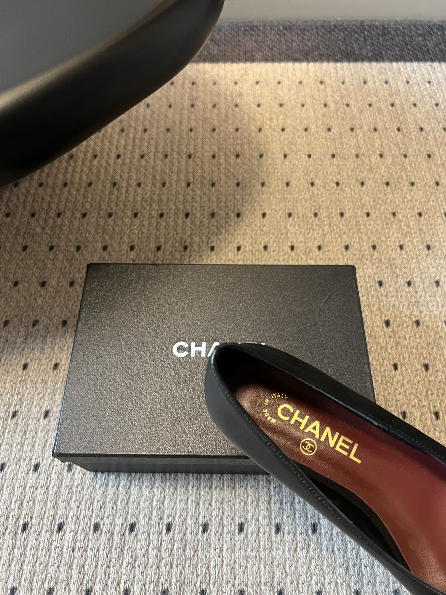 Chane*26SS早春新款拼色方头单鞋这双鞋，真的把香奈儿的经典优雅拿捏得恰到好处。标志性的双C饰扣，