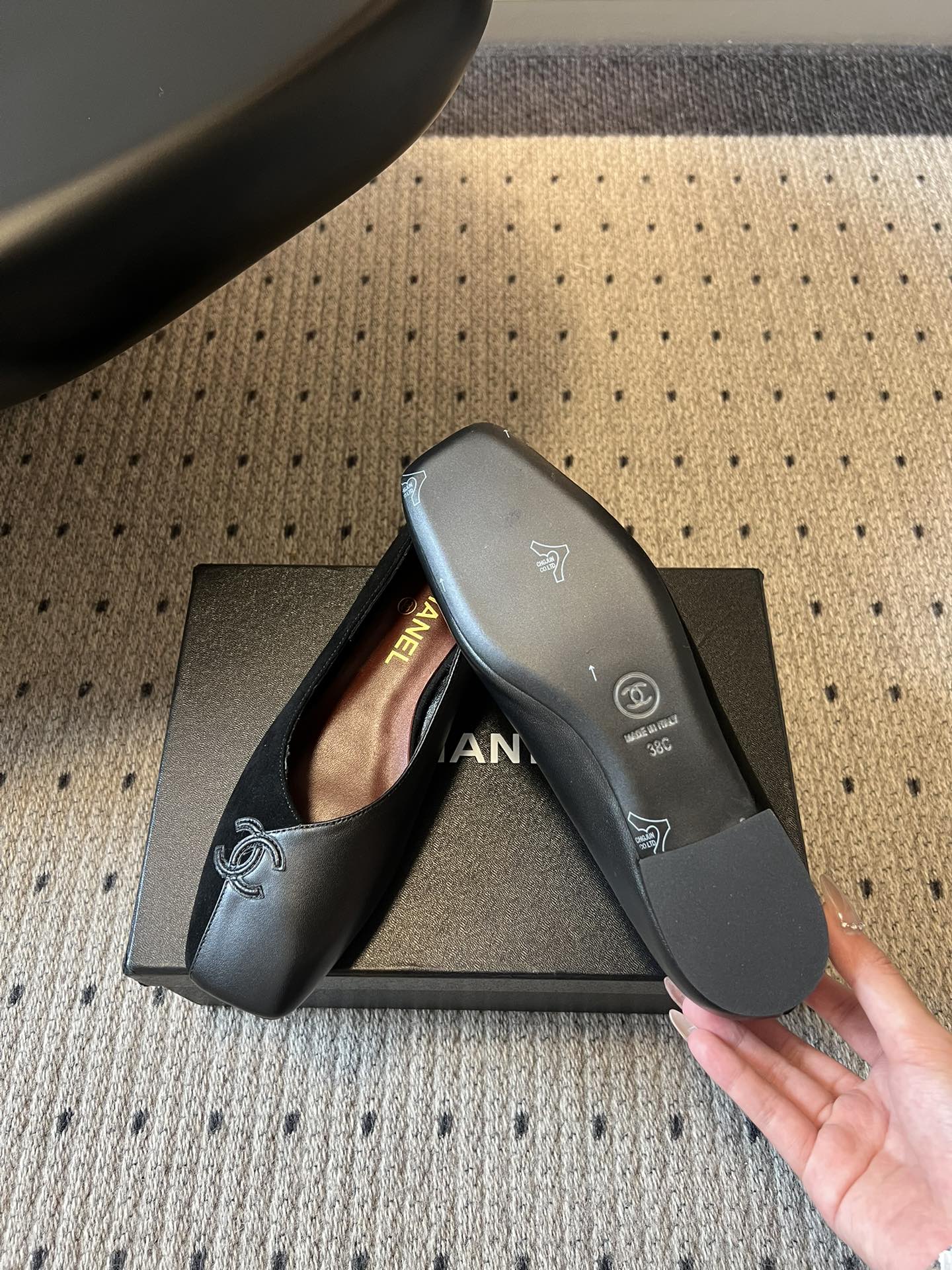 Chane*26SS早春新款拼色方头单鞋这双鞋，真的把香奈儿的经典优雅拿捏得恰到好处。标志性的双C饰扣，