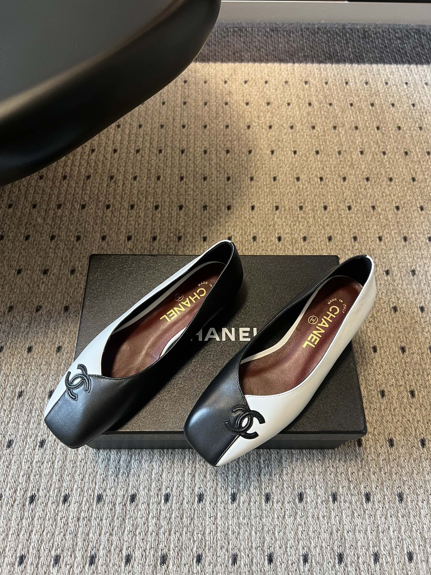 Chane*26SS早春新款拼色方头单鞋这双鞋，真的把香奈儿的经典优雅拿捏得恰到好处。标志性的双C饰扣，