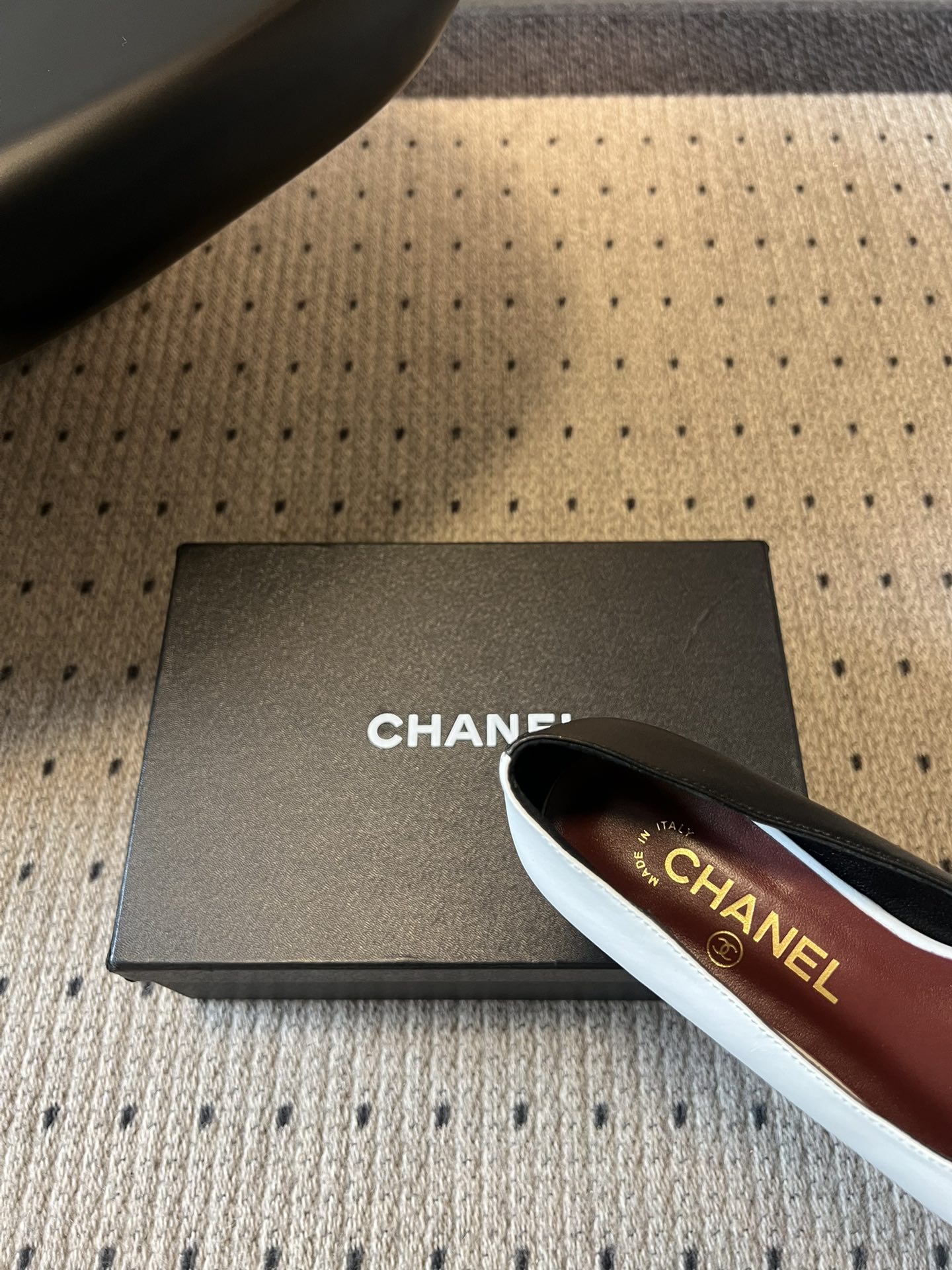 Chane*26SS早春新款拼色方头单鞋这双鞋，真的把香奈儿的经典优雅拿捏得恰到好处。标志性的双C饰扣，