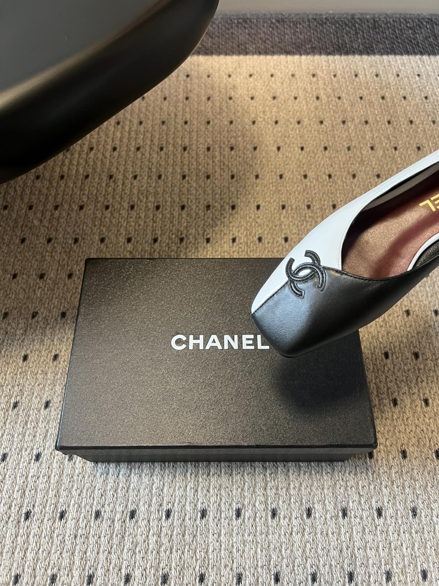 Chane*26SS早春新款拼色方头单鞋这双鞋，真的把香奈儿的经典优雅拿捏得恰到好处。标志性的双C饰扣，