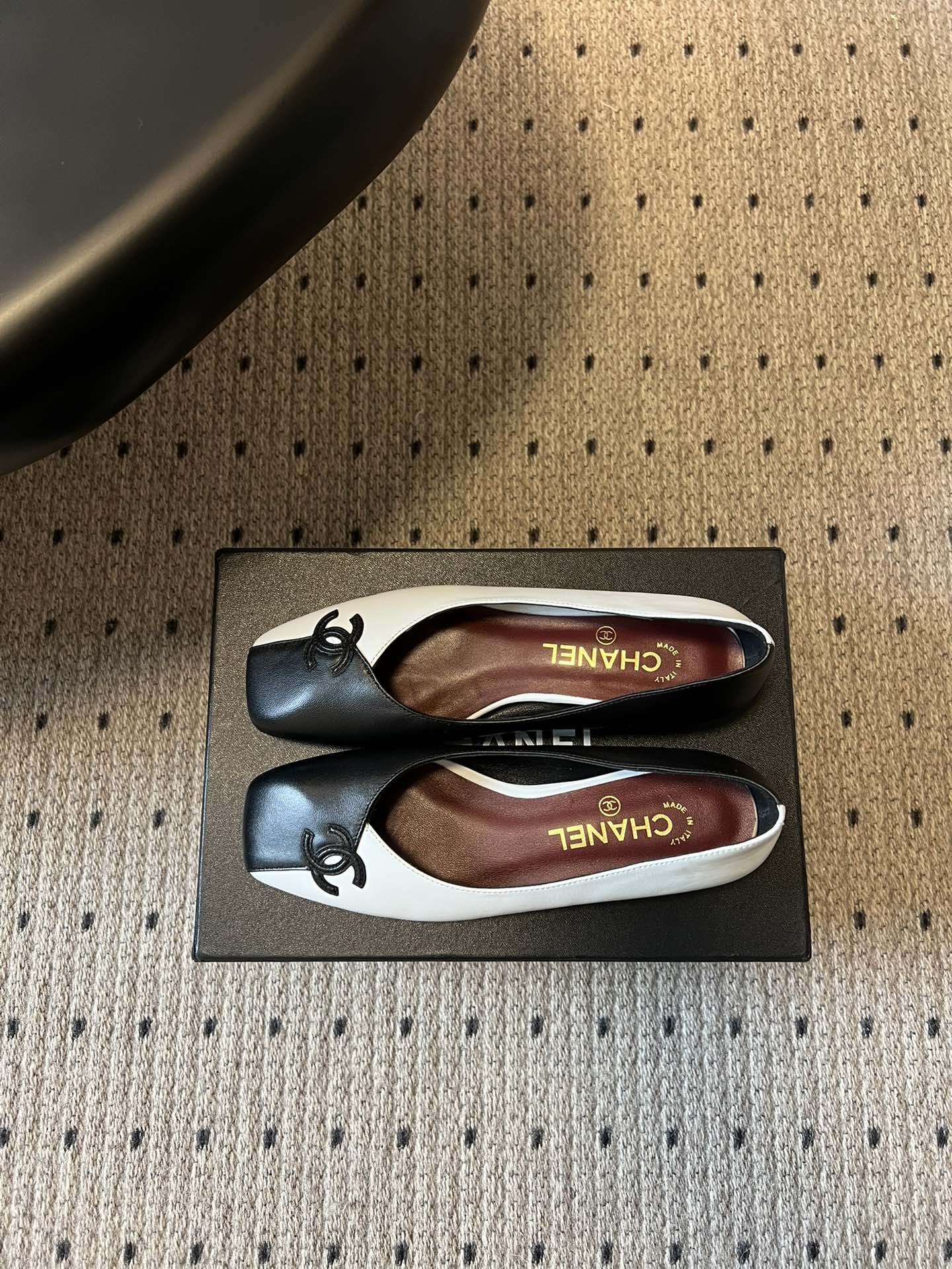 Chane*26SS早春新款拼色方头单鞋这双鞋，真的把香奈儿的经典优雅拿捏得恰到好处。标志性的双C饰扣，