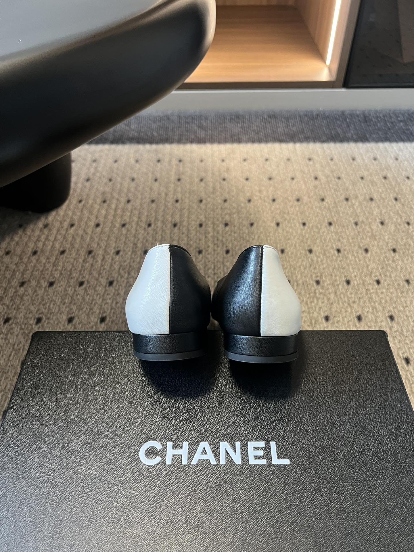 Chane*26SS早春新款拼色方头单鞋这双鞋，真的把香奈儿的经典优雅拿捏得恰到好处。标志性的双C饰扣，