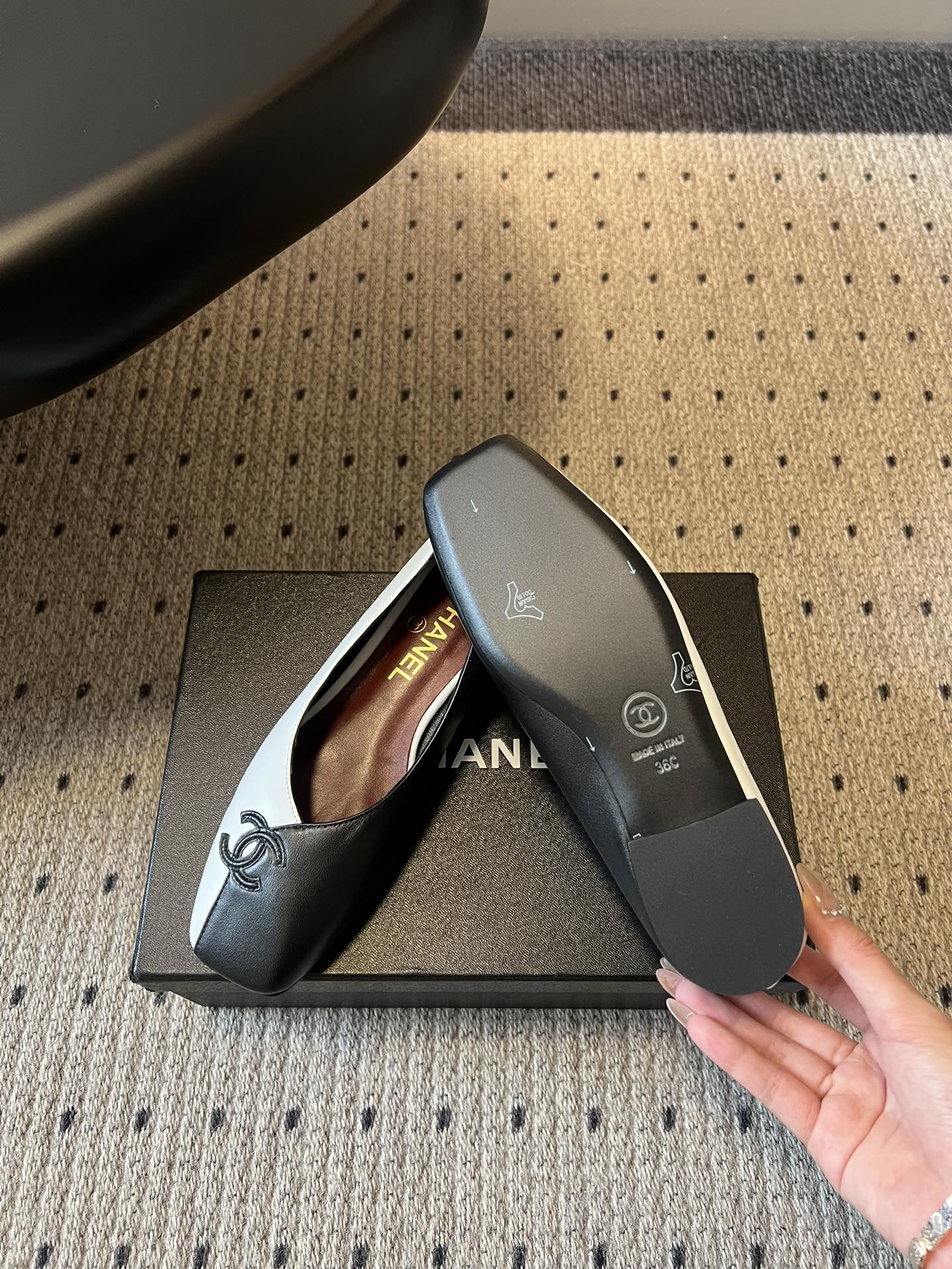 Chane*26SS早春新款拼色方头单鞋这双鞋，真的把香奈儿的经典优雅拿捏得恰到好处。标志性的双C饰扣，