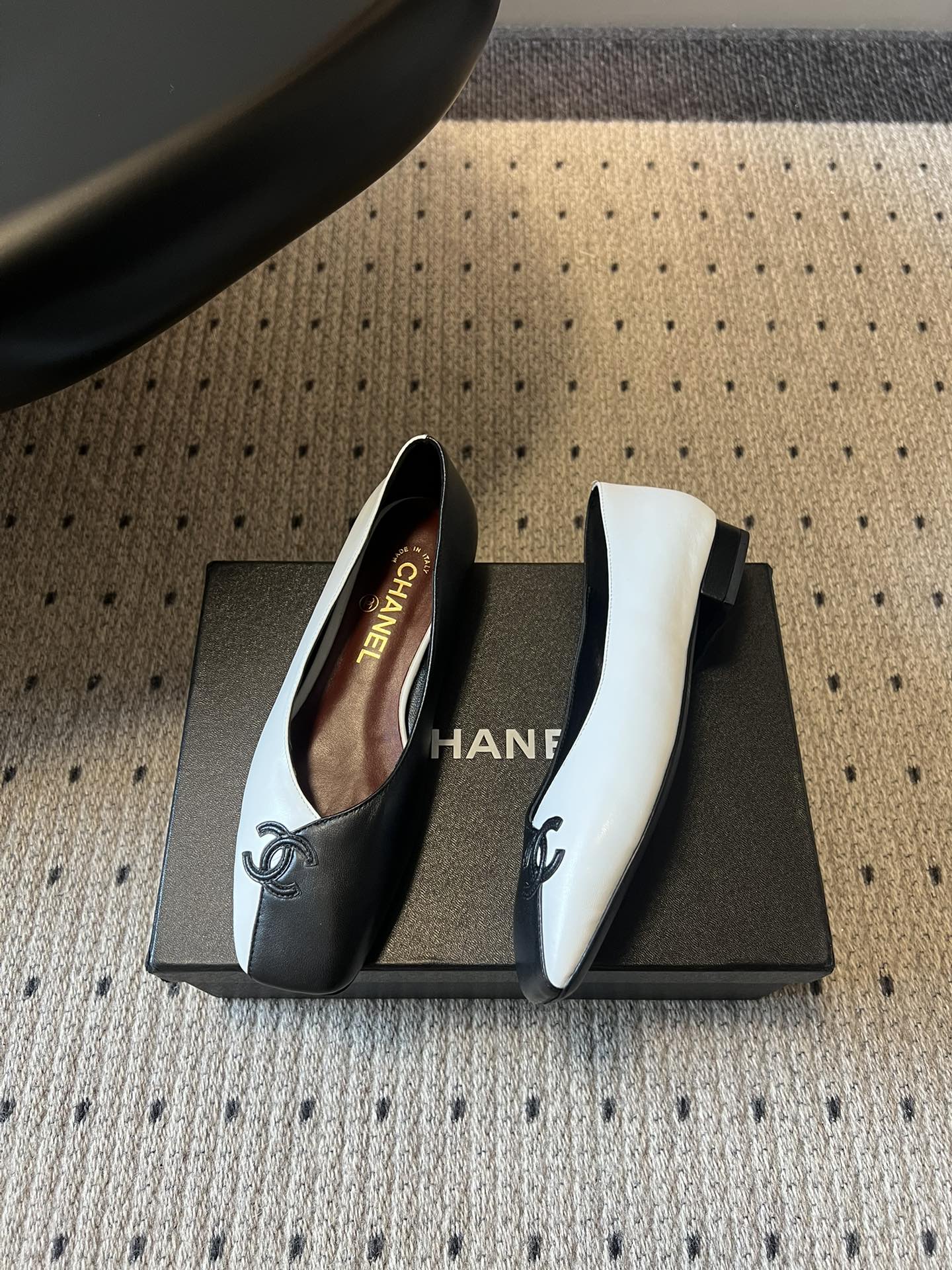 Chane*26SS早春新款拼色方头单鞋这双鞋，真的把香奈儿的经典优雅拿捏得恰到好处。标志性的双C饰扣，