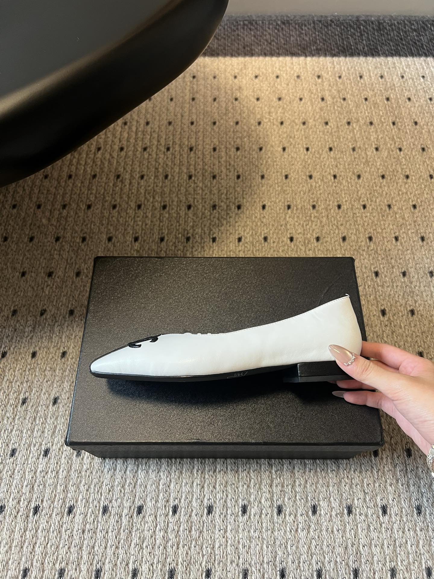 Chane*26SS早春新款拼色方头单鞋这双鞋，真的把香奈儿的经典优雅拿捏得恰到好处。标志性的双C饰扣，