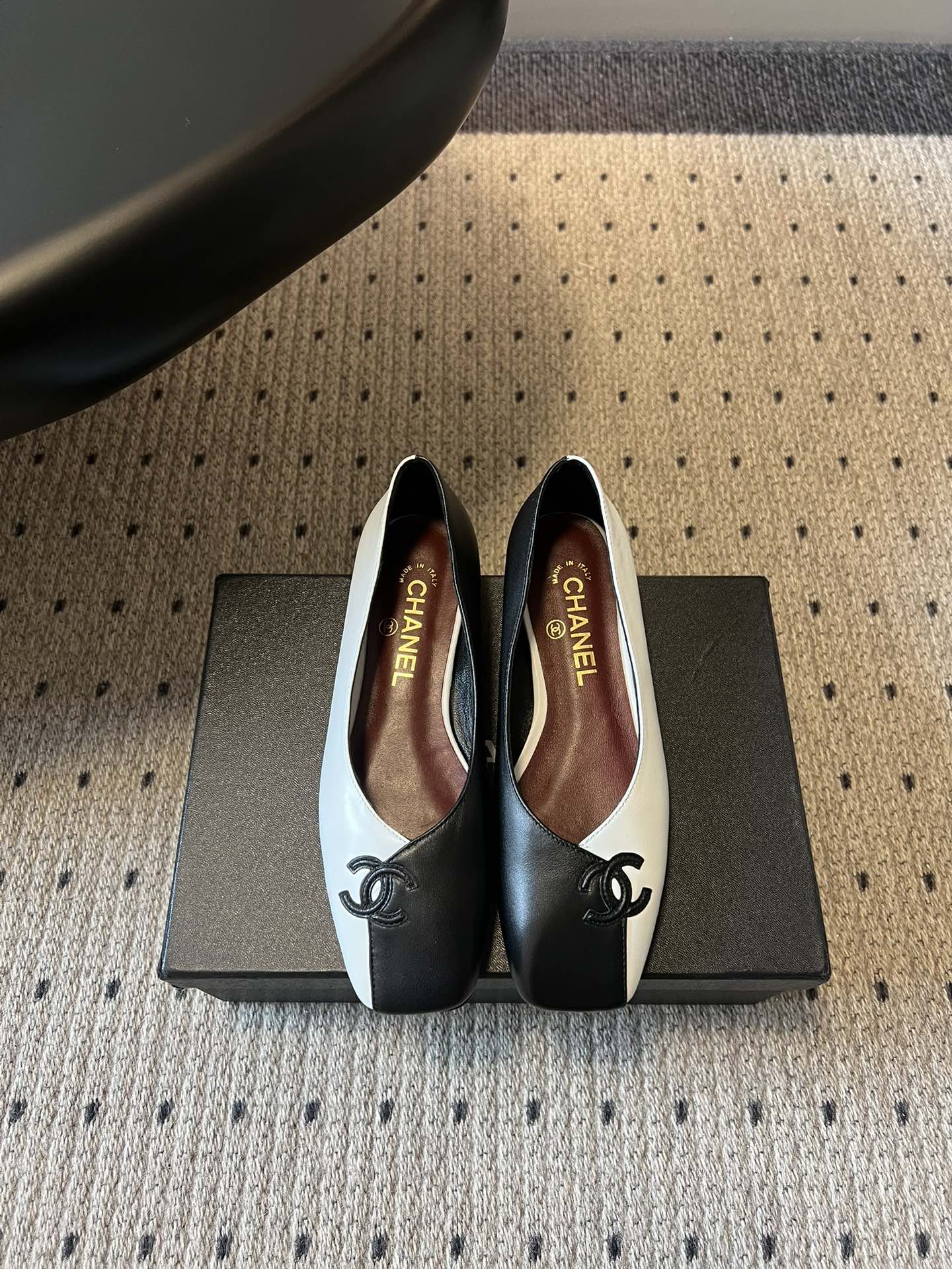 Chane*26SS早春新款拼色方头单鞋这双鞋，真的把香奈儿的经典优雅拿捏得恰到好处。标志性的双C饰扣，