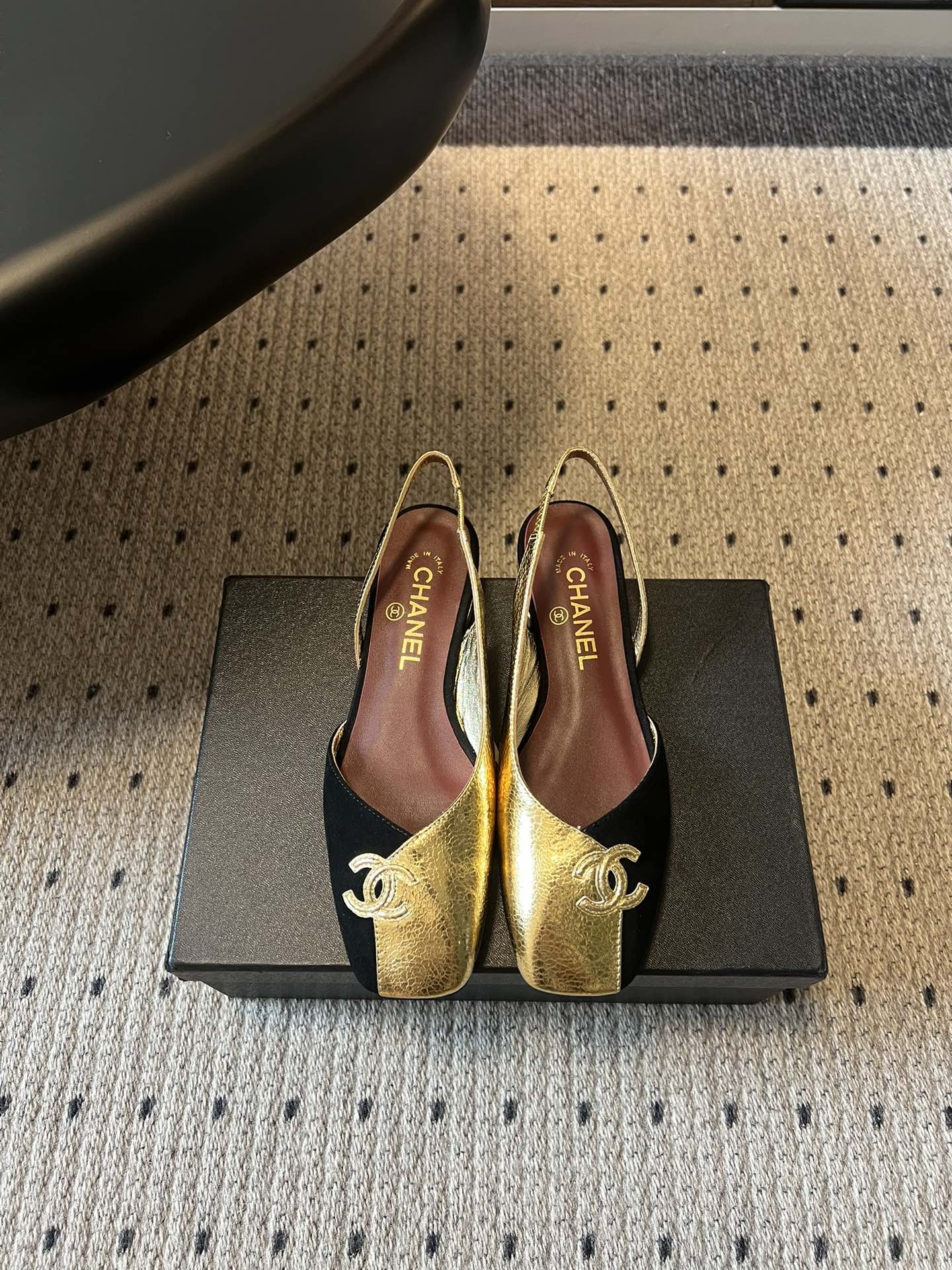 Chane*26SS早春新款方头平底凉鞋这组鞋款，把香奈儿的优雅与摩登演绎得淋漓尽致，每一双都是鞋柜里的