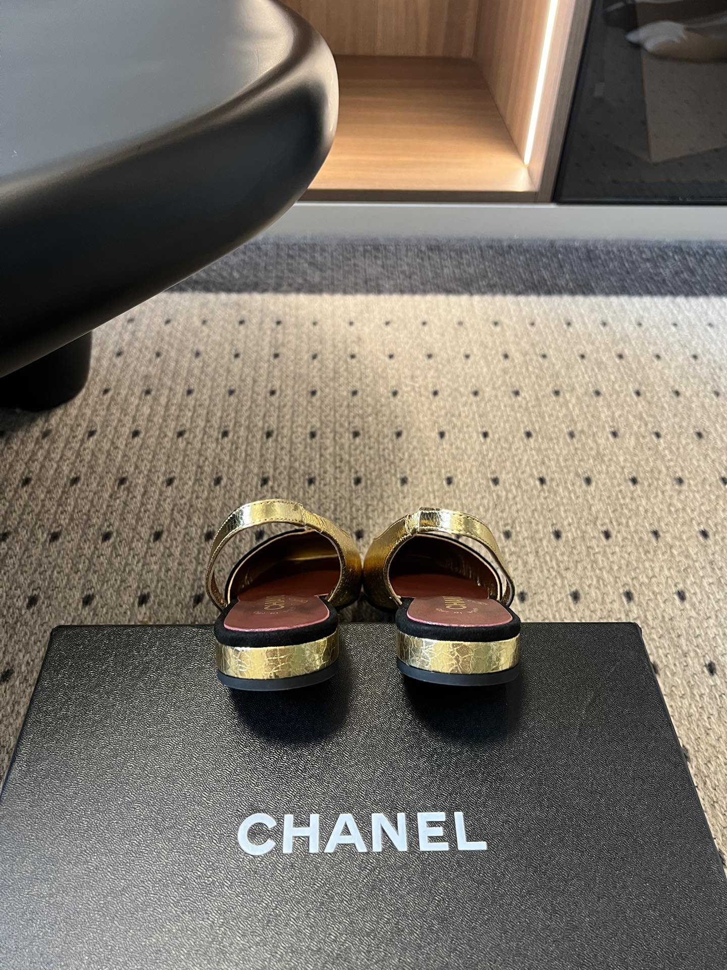 Chane*26SS早春新款方头平底凉鞋这组鞋款，把香奈儿的优雅与摩登演绎得淋漓尽致，每一双都是鞋柜里的