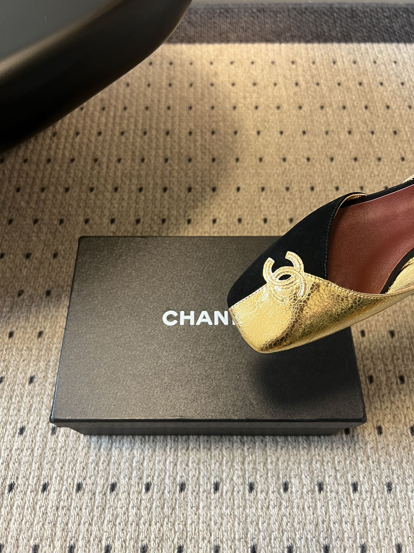 Chane*26SS早春新款方头平底凉鞋这组鞋款，把香奈儿的优雅与摩登演绎得淋漓尽致，每一双都是鞋柜里的