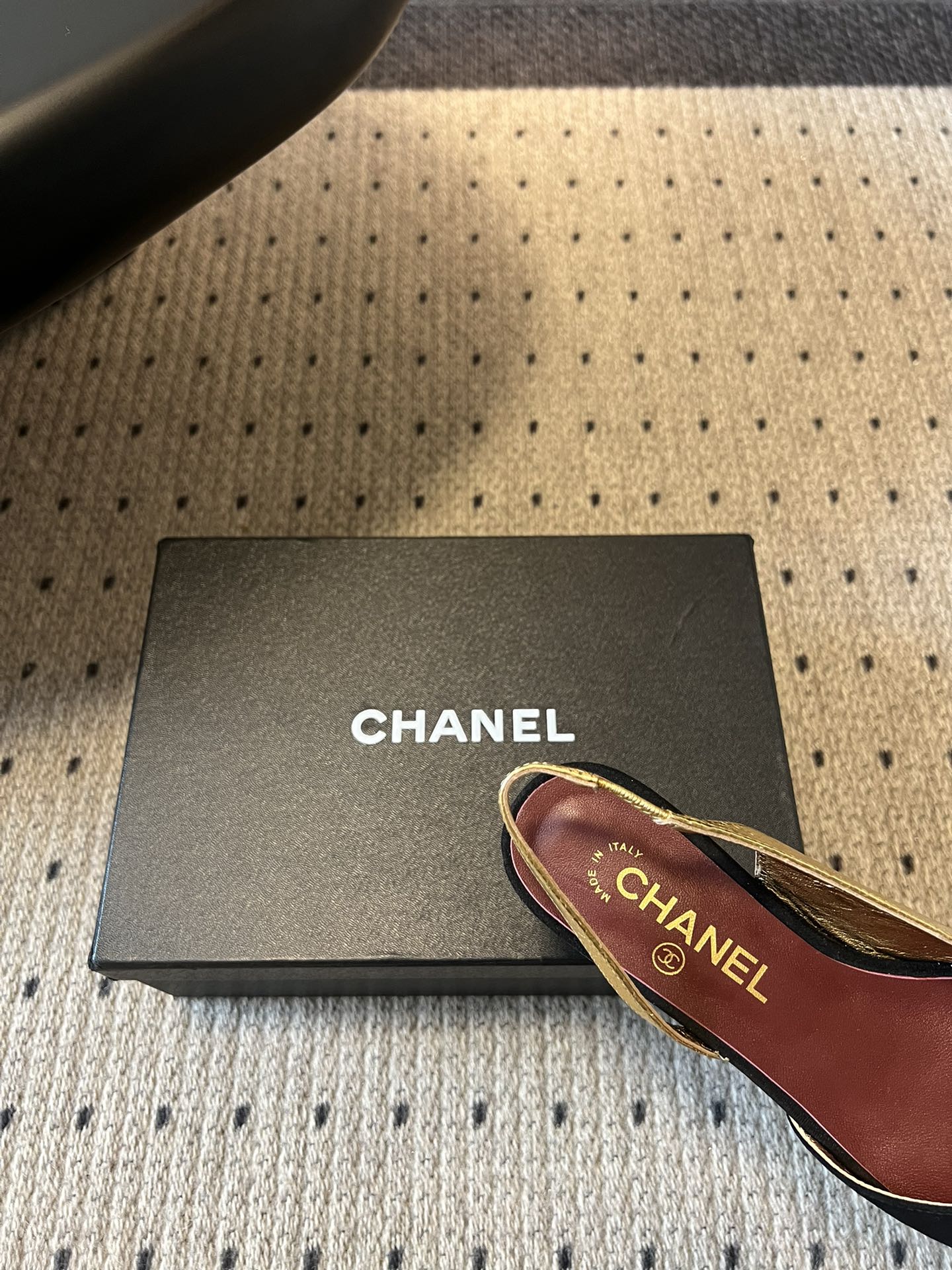 Chane*26SS早春新款方头平底凉鞋这组鞋款，把香奈儿的优雅与摩登演绎得淋漓尽致，每一双都是鞋柜里的