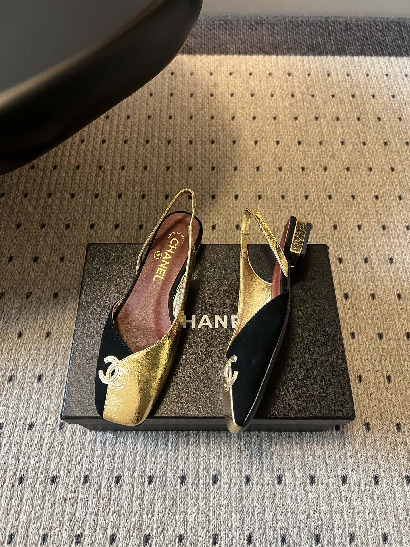 Chane*26SS早春新款方头平底凉鞋这组鞋款，把香奈儿的优雅与摩登演绎得淋漓尽致，每一双都是鞋柜里的