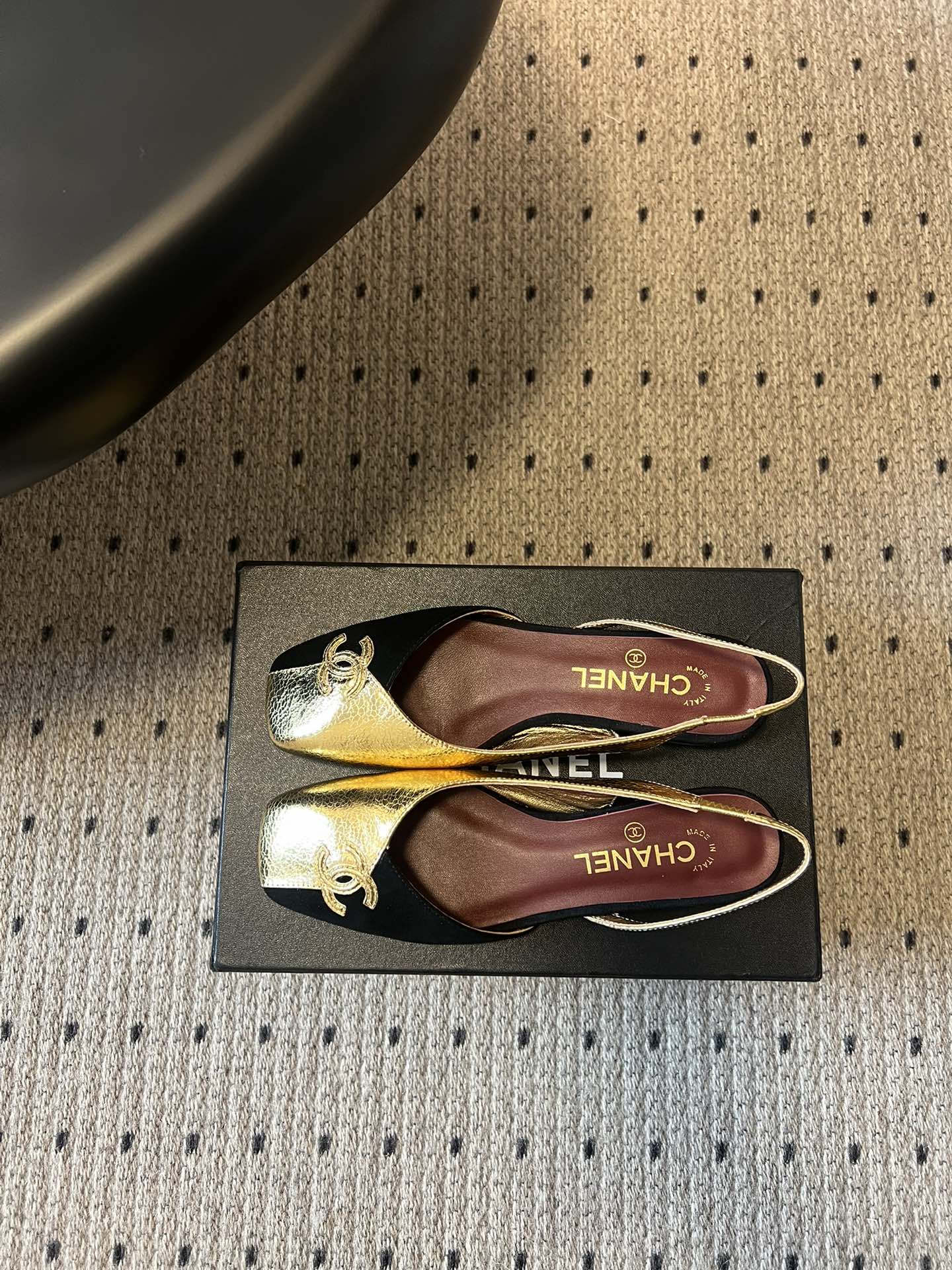 Chane*26SS早春新款方头平底凉鞋这组鞋款，把香奈儿的优雅与摩登演绎得淋漓尽致，每一双都是鞋柜里的