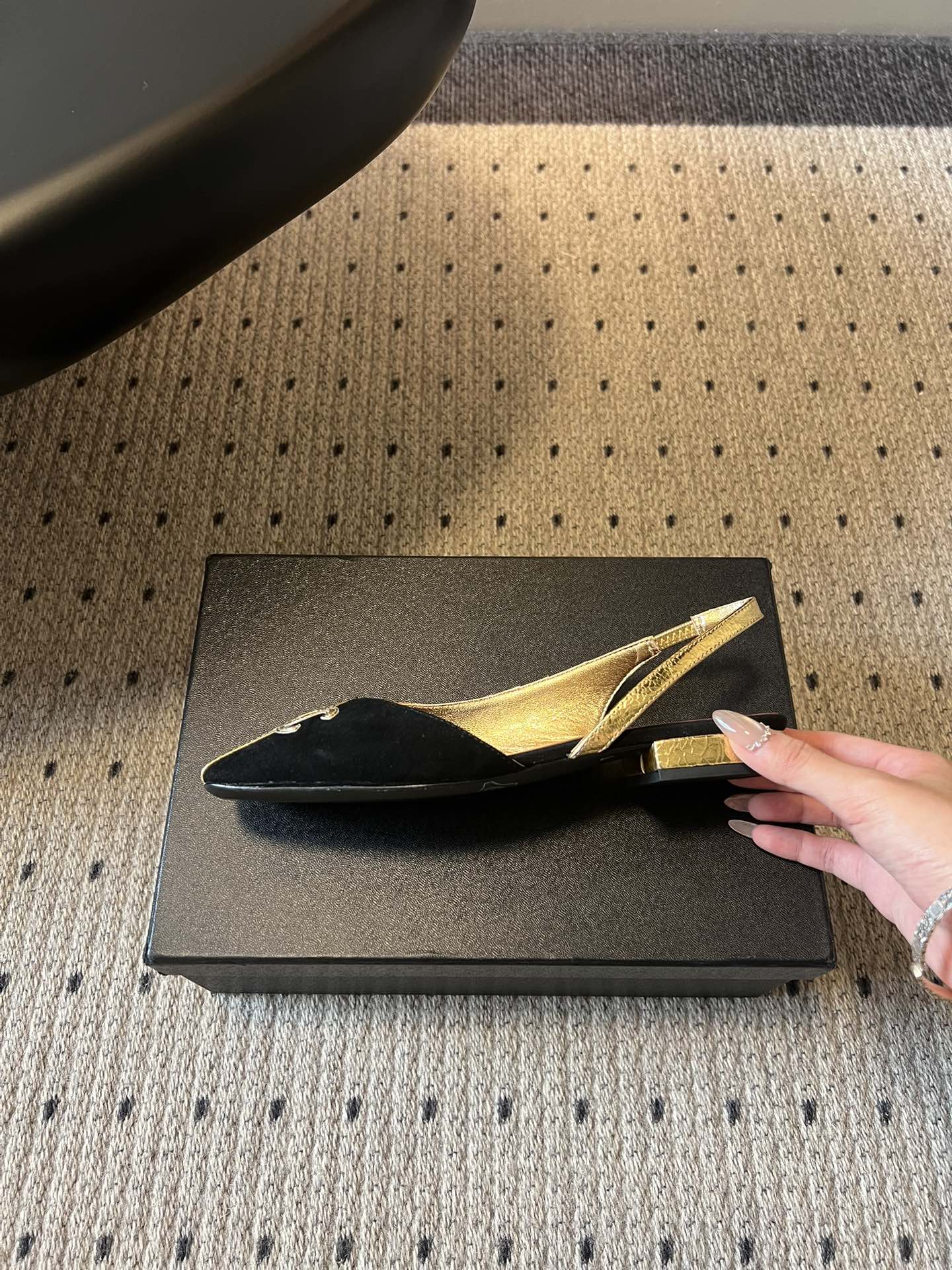 Chane*26SS早春新款方头平底凉鞋这组鞋款，把香奈儿的优雅与摩登演绎得淋漓尽致，每一双都是鞋柜里的