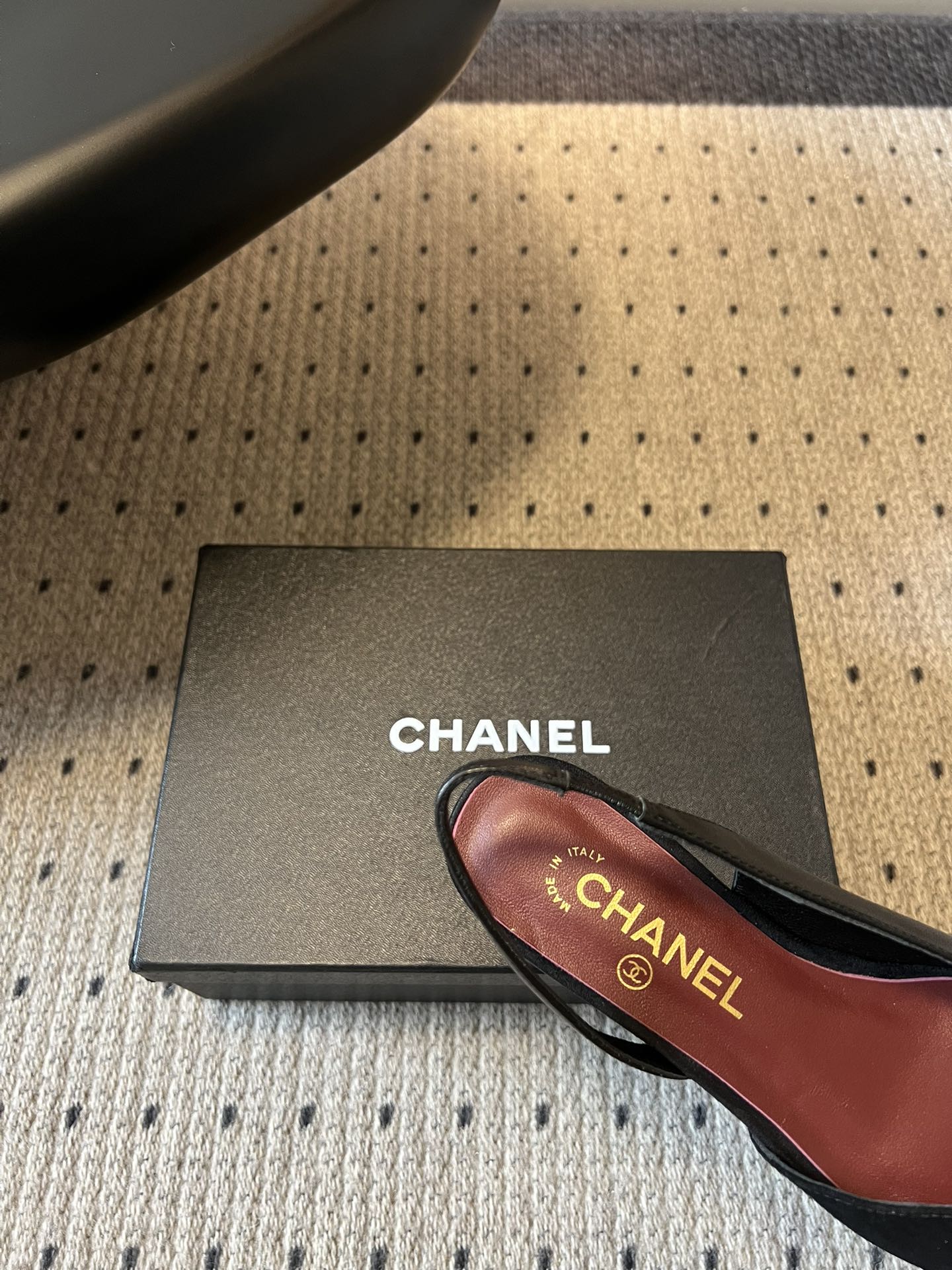 Chane*26SS早春新款方头平底凉鞋这组鞋款，把香奈儿的优雅与摩登演绎得淋漓尽致，每一双都是鞋柜里的