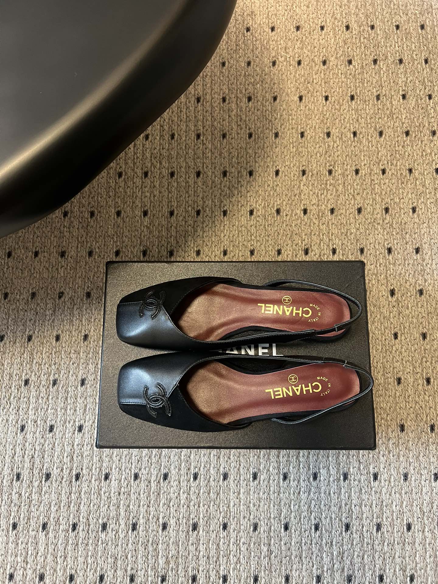 Chane*26SS早春新款方头平底凉鞋这组鞋款，把香奈儿的优雅与摩登演绎得淋漓尽致，每一双都是鞋柜里的