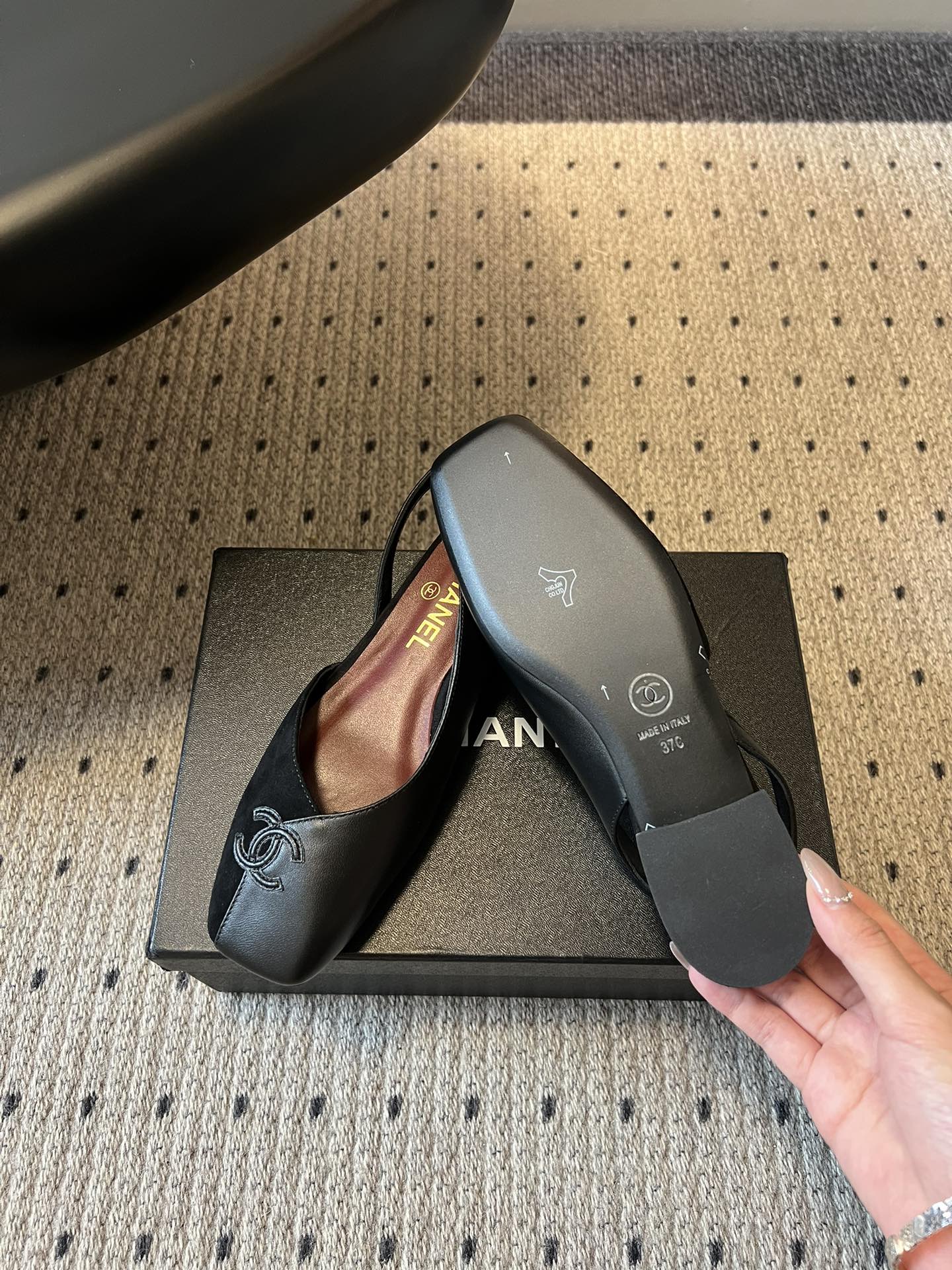 Chane*26SS早春新款方头平底凉鞋这组鞋款，把香奈儿的优雅与摩登演绎得淋漓尽致，每一双都是鞋柜里的