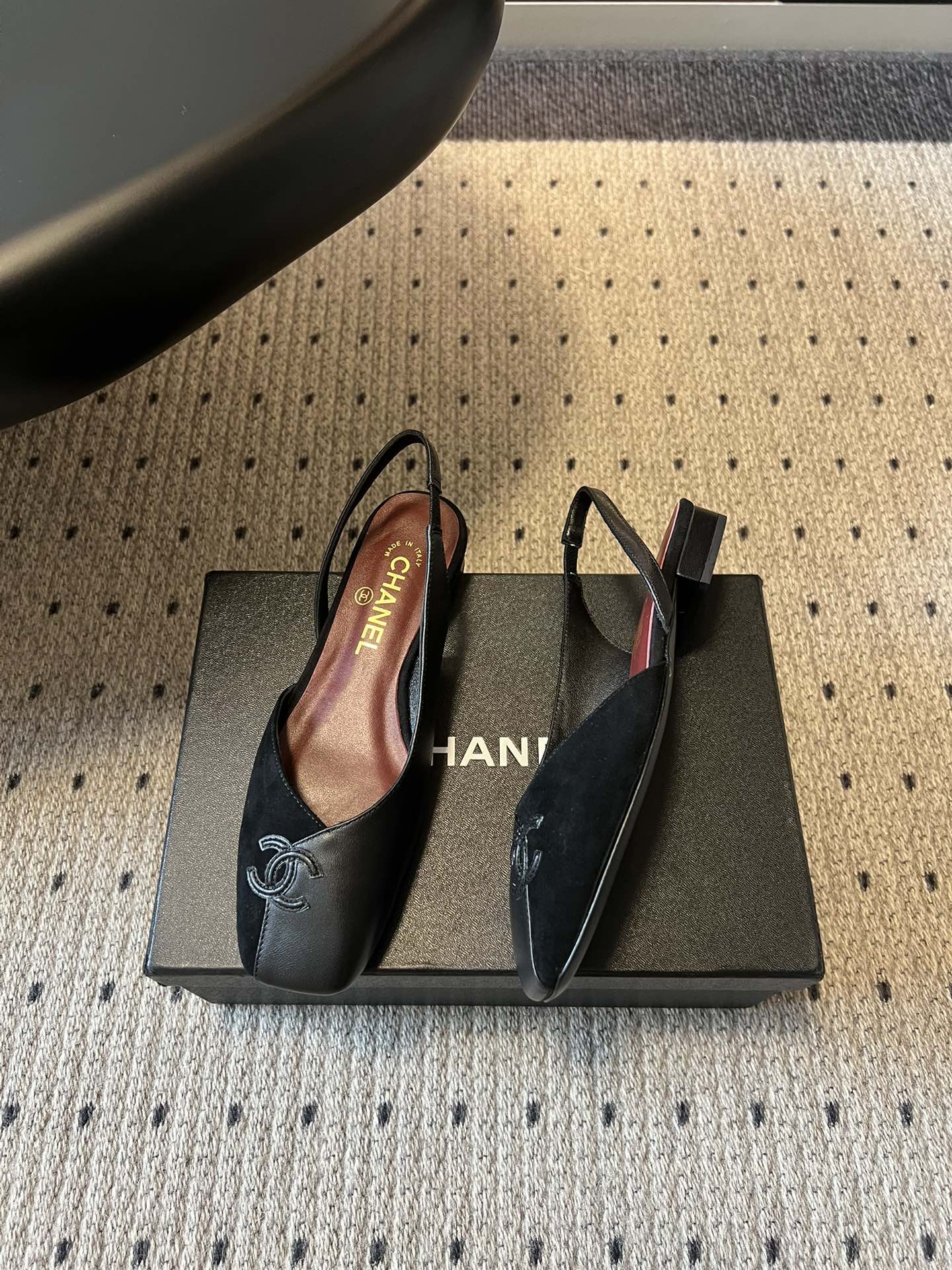 Chane*26SS早春新款方头平底凉鞋这组鞋款，把香奈儿的优雅与摩登演绎得淋漓尽致，每一双都是鞋柜里的