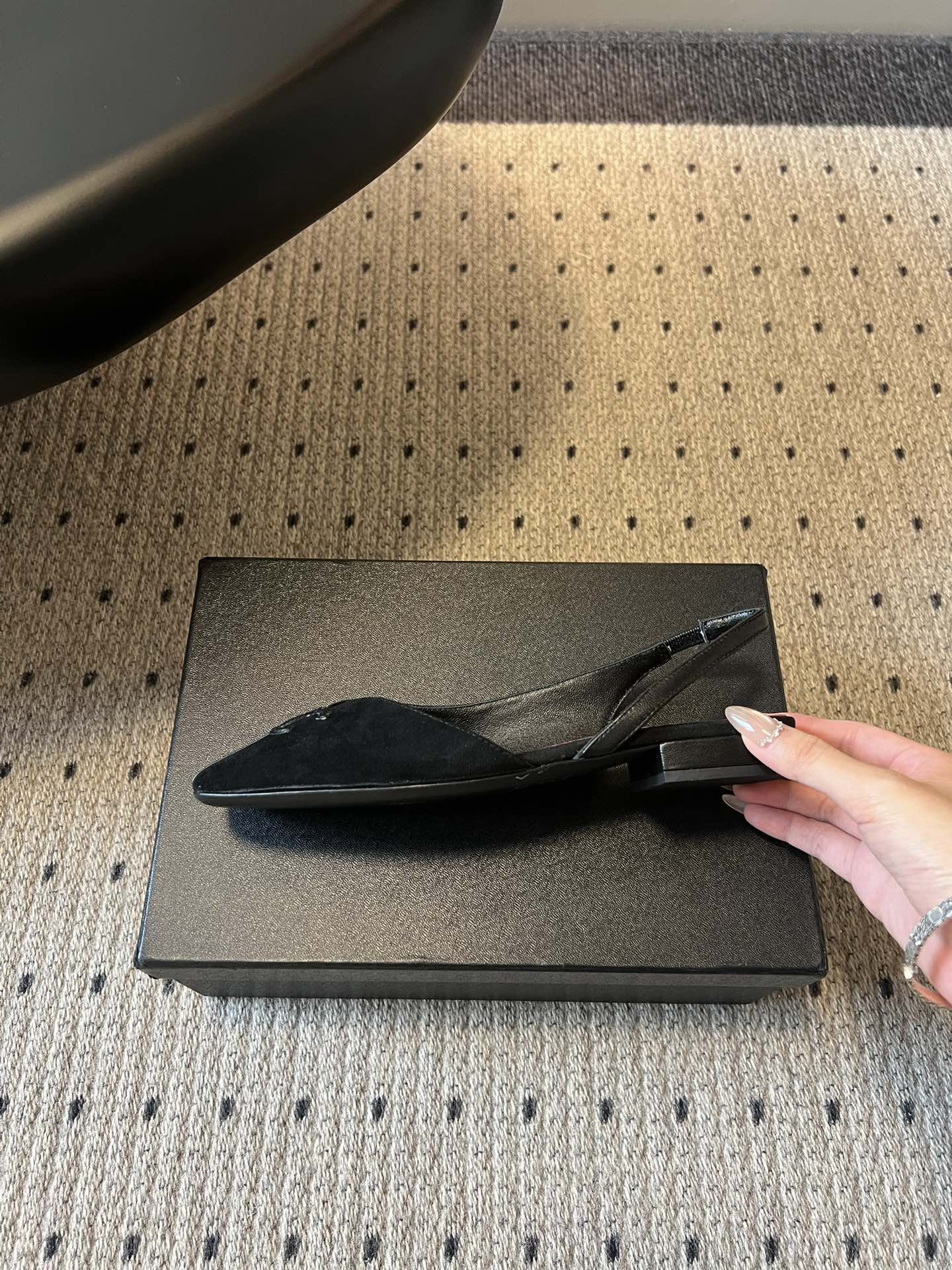 Chane*26SS早春新款方头平底凉鞋这组鞋款，把香奈儿的优雅与摩登演绎得淋漓尽致，每一双都是鞋柜里的