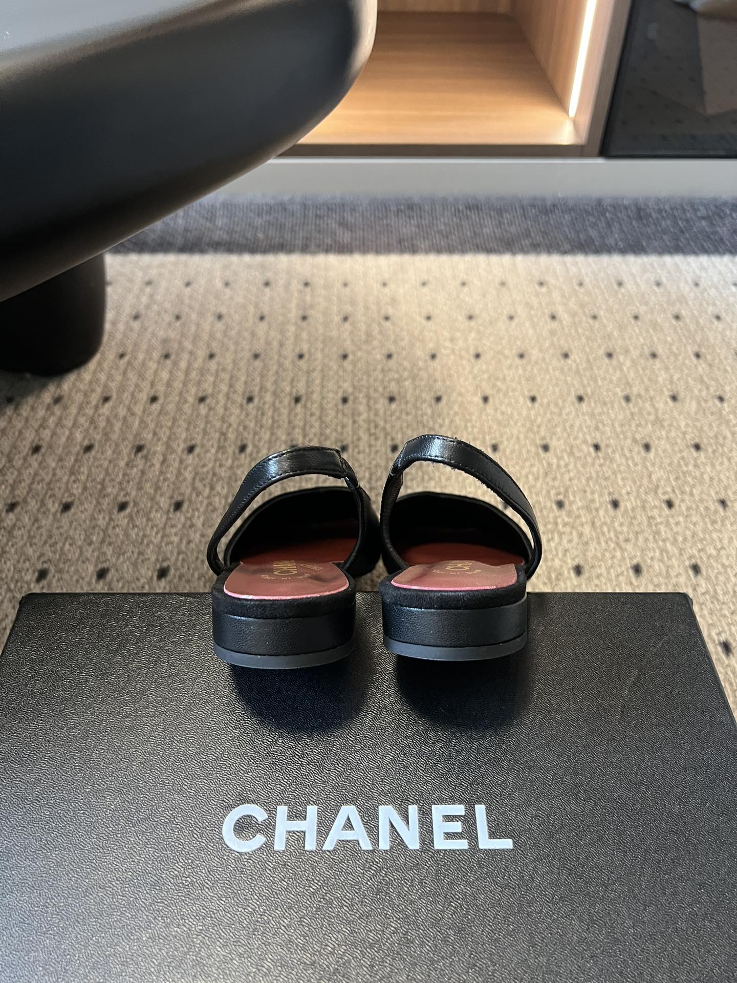 Chane*26SS早春新款方头平底凉鞋这组鞋款，把香奈儿的优雅与摩登演绎得淋漓尽致，每一双都是鞋柜里的