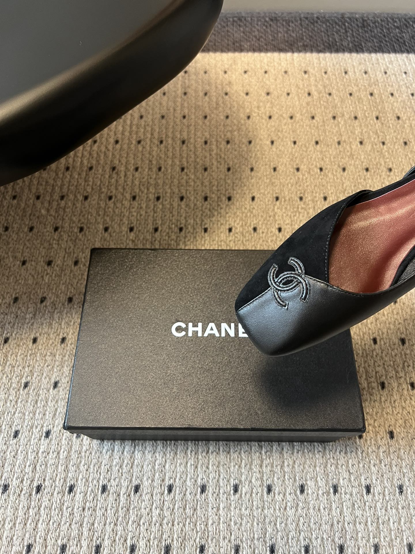 Chane*26SS早春新款方头平底凉鞋这组鞋款，把香奈儿的优雅与摩登演绎得淋漓尽致，每一双都是鞋柜里的