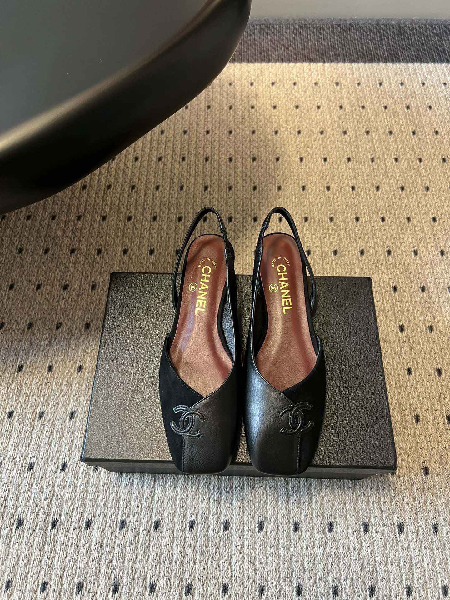 Chane*26SS早春新款方头平底凉鞋这组鞋款，把香奈儿的优雅与摩登演绎得淋漓尽致，每一双都是鞋柜里的