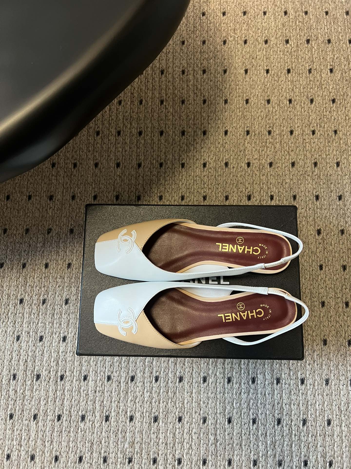 Chane*26SS早春新款方头平底凉鞋这组鞋款，把香奈儿的优雅与摩登演绎得淋漓尽致，每一双都是鞋柜里的