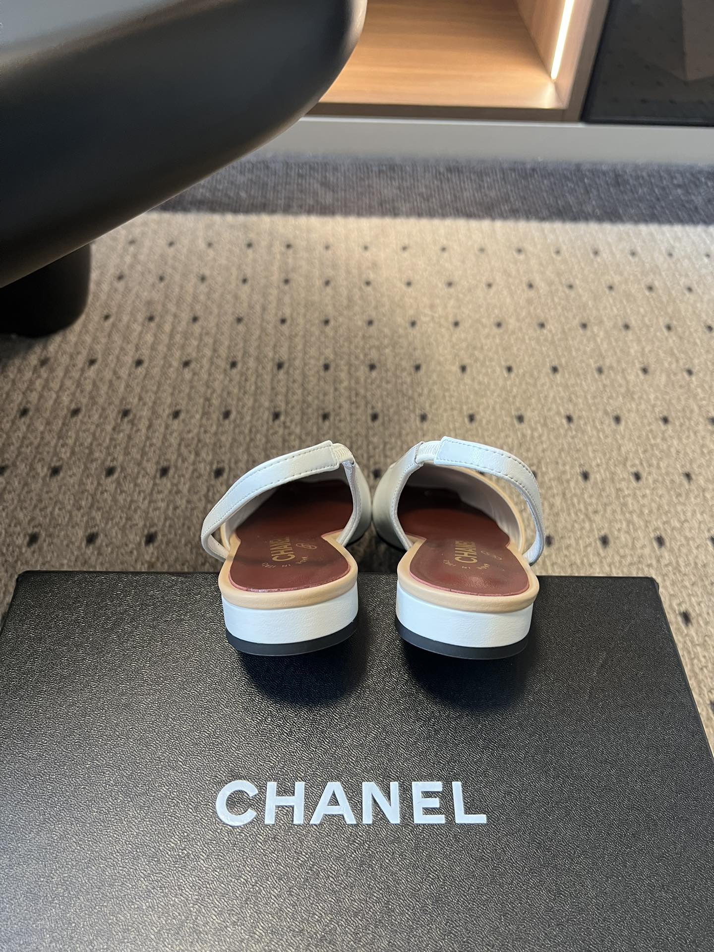 Chane*26SS早春新款方头平底凉鞋这组鞋款，把香奈儿的优雅与摩登演绎得淋漓尽致，每一双都是鞋柜里的