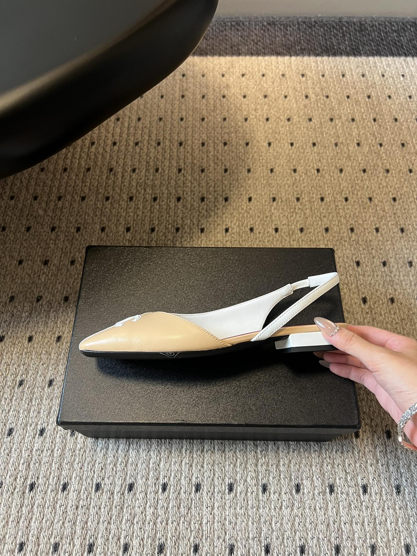 Chane*26SS早春新款方头平底凉鞋这组鞋款，把香奈儿的优雅与摩登演绎得淋漓尽致，每一双都是鞋柜里的