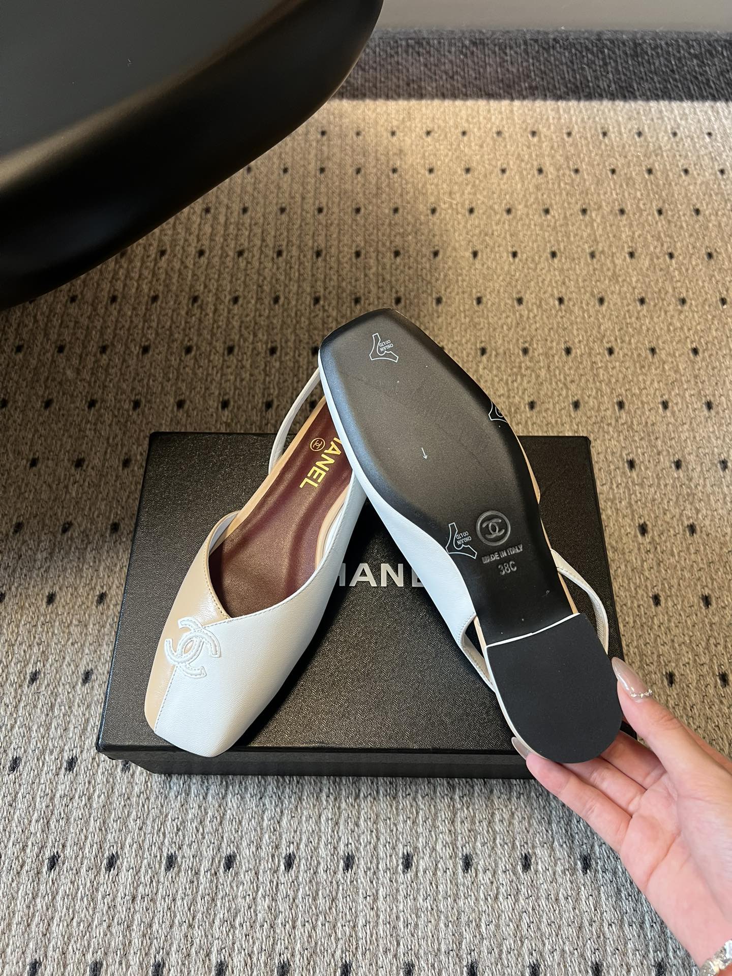 Chane*26SS早春新款方头平底凉鞋这组鞋款，把香奈儿的优雅与摩登演绎得淋漓尽致，每一双都是鞋柜里的