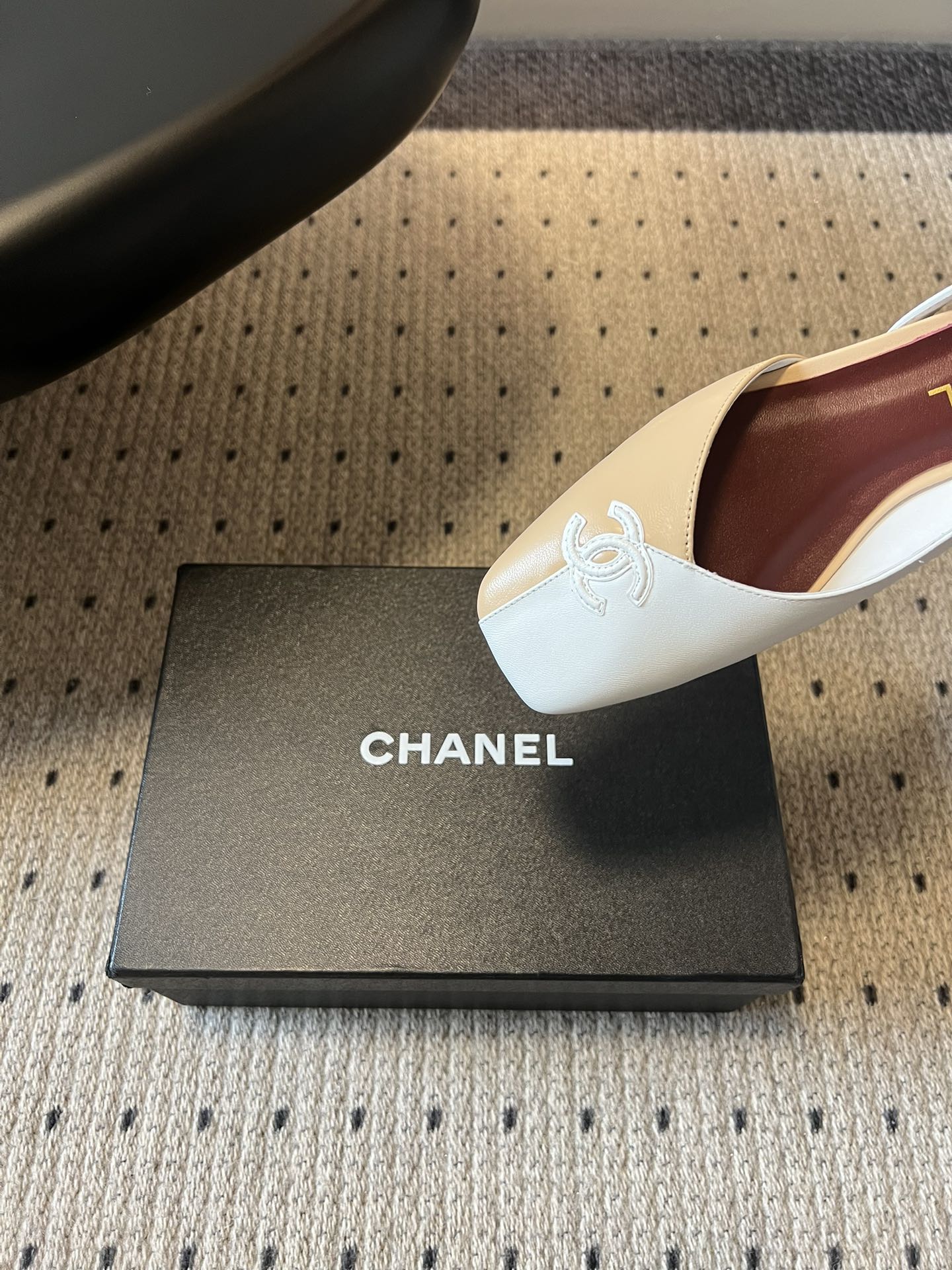 Chane*26SS早春新款方头平底凉鞋这组鞋款，把香奈儿的优雅与摩登演绎得淋漓尽致，每一双都是鞋柜里的