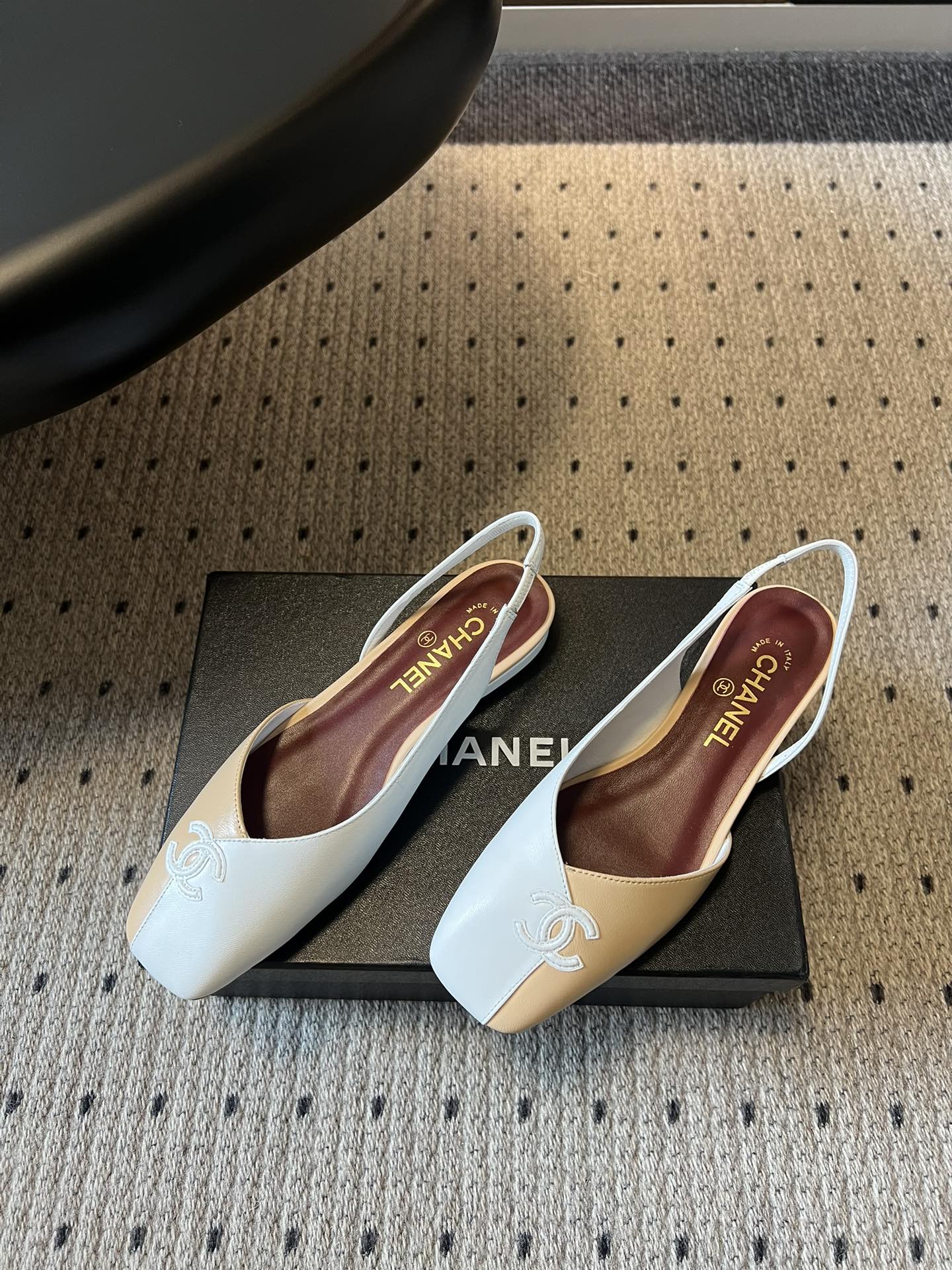 Chane*26SS早春新款方头平底凉鞋这组鞋款，把香奈儿的优雅与摩登演绎得淋漓尽致，每一双都是鞋柜里的