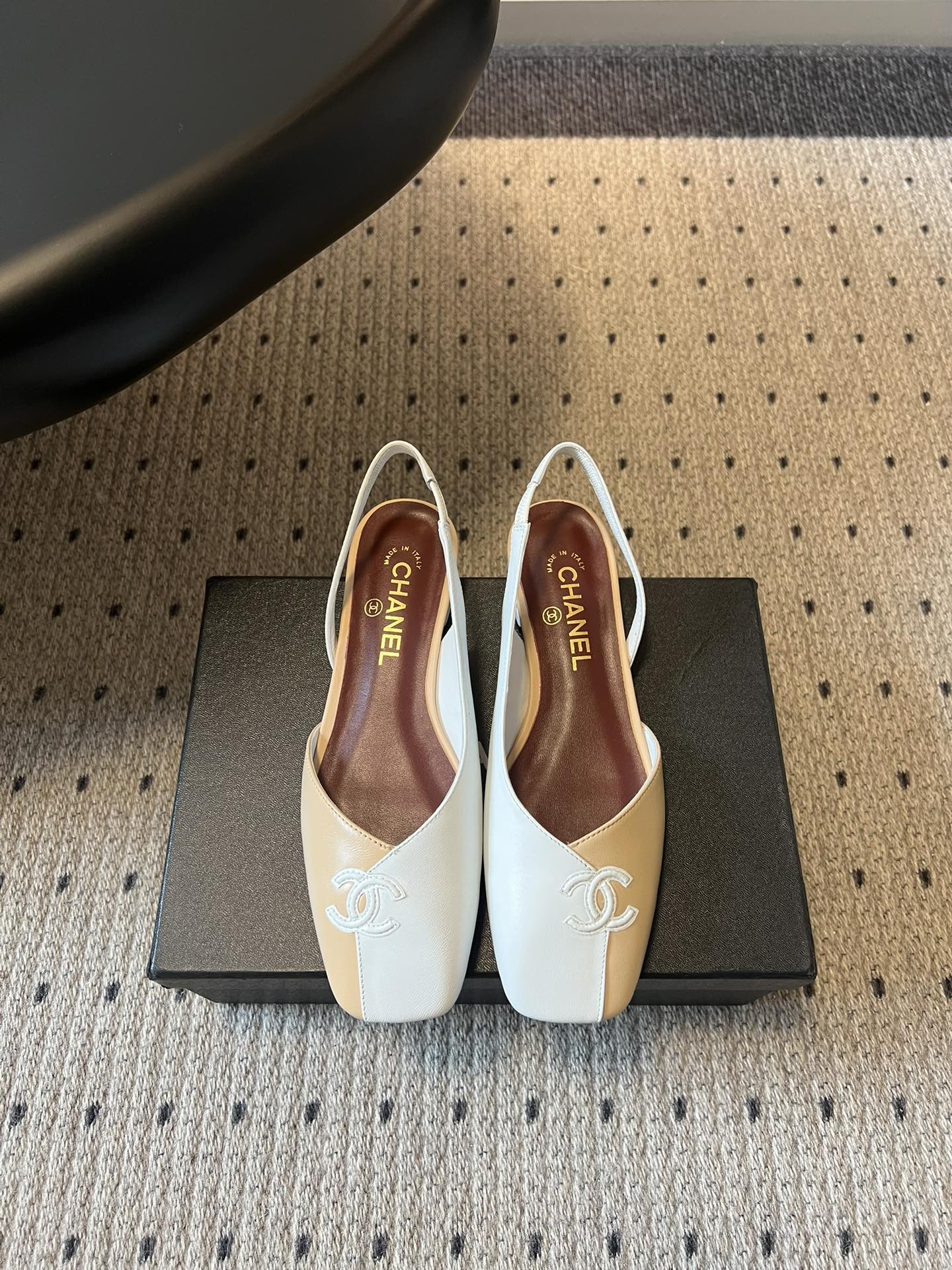 Chane*26SS早春新款方头平底凉鞋这组鞋款，把香奈儿的优雅与摩登演绎得淋漓尽致，每一双都是鞋柜里的
