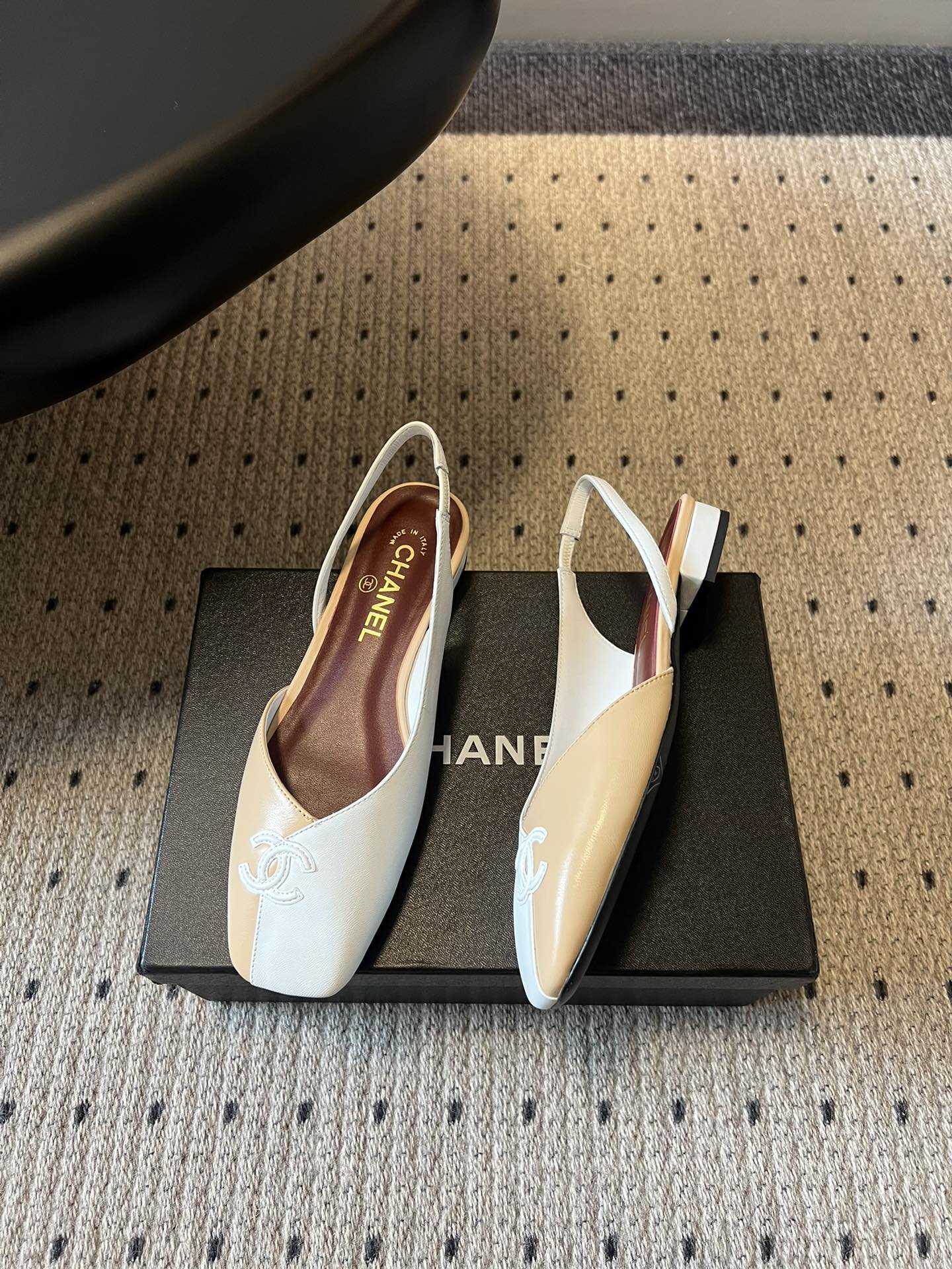 Chane*26SS早春新款方头平底凉鞋这组鞋款，把香奈儿的优雅与摩登演绎得淋漓尽致，每一双都是鞋柜里的
