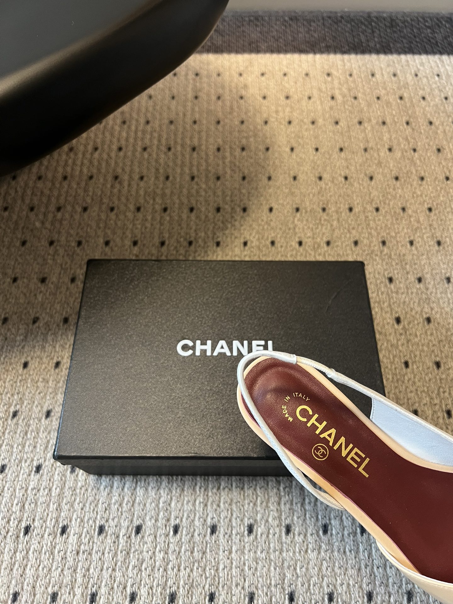 Chane*26SS早春新款方头平底凉鞋这组鞋款，把香奈儿的优雅与摩登演绎得淋漓尽致，每一双都是鞋柜里的