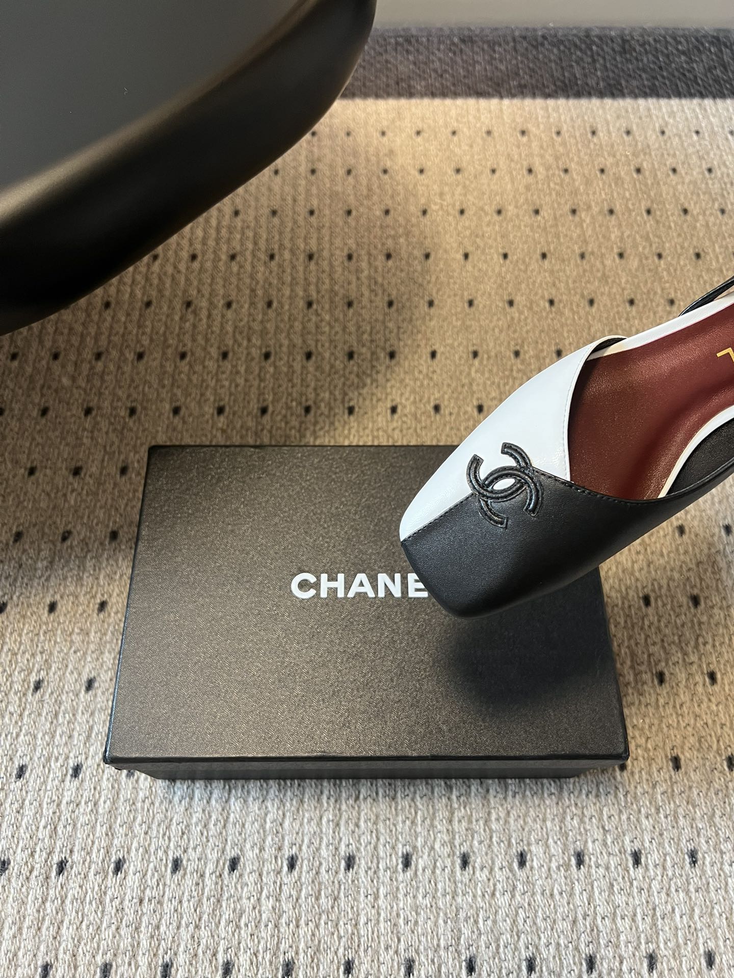 Chane*26SS早春新款方头平底凉鞋这组鞋款，把香奈儿的优雅与摩登演绎得淋漓尽致，每一双都是鞋柜里的