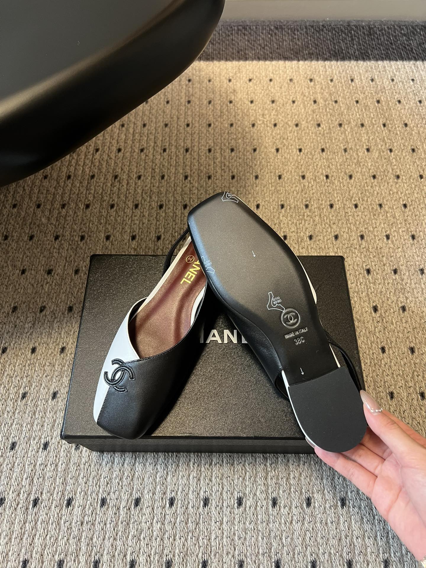 Chane*26SS早春新款方头平底凉鞋这组鞋款，把香奈儿的优雅与摩登演绎得淋漓尽致，每一双都是鞋柜里的