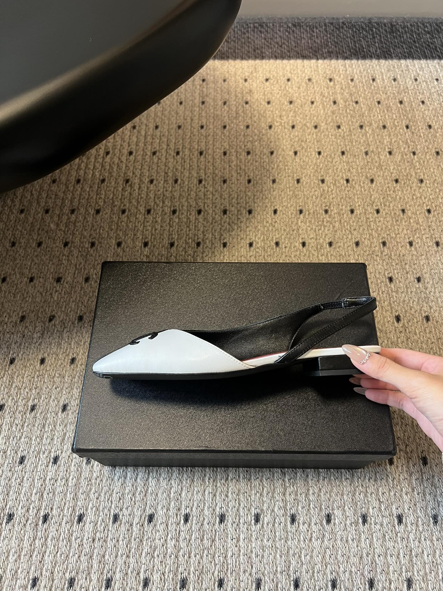 Chane*26SS早春新款方头平底凉鞋这组鞋款，把香奈儿的优雅与摩登演绎得淋漓尽致，每一双都是鞋柜里的