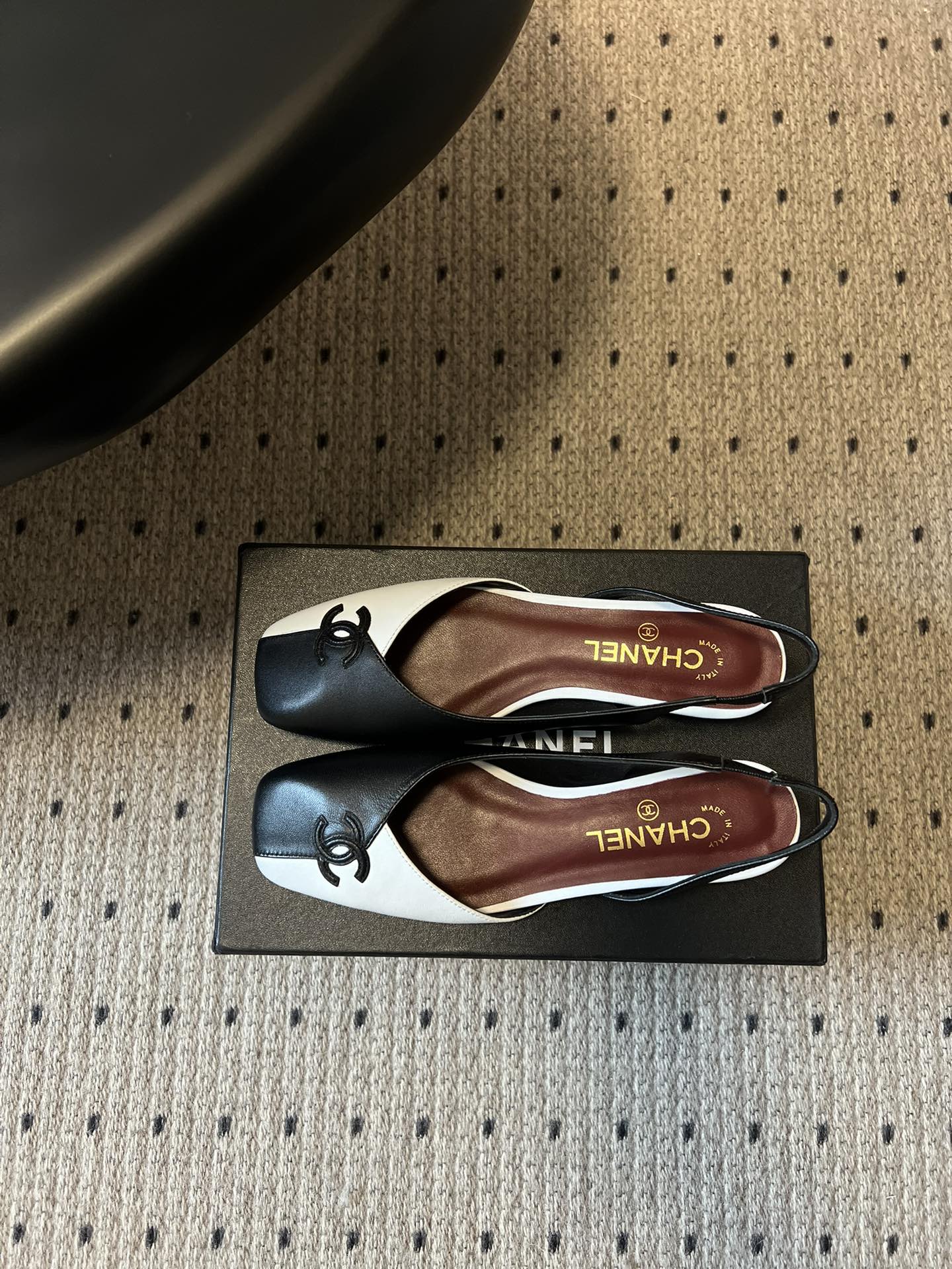 Chane*26SS早春新款方头平底凉鞋这组鞋款，把香奈儿的优雅与摩登演绎得淋漓尽致，每一双都是鞋柜里的