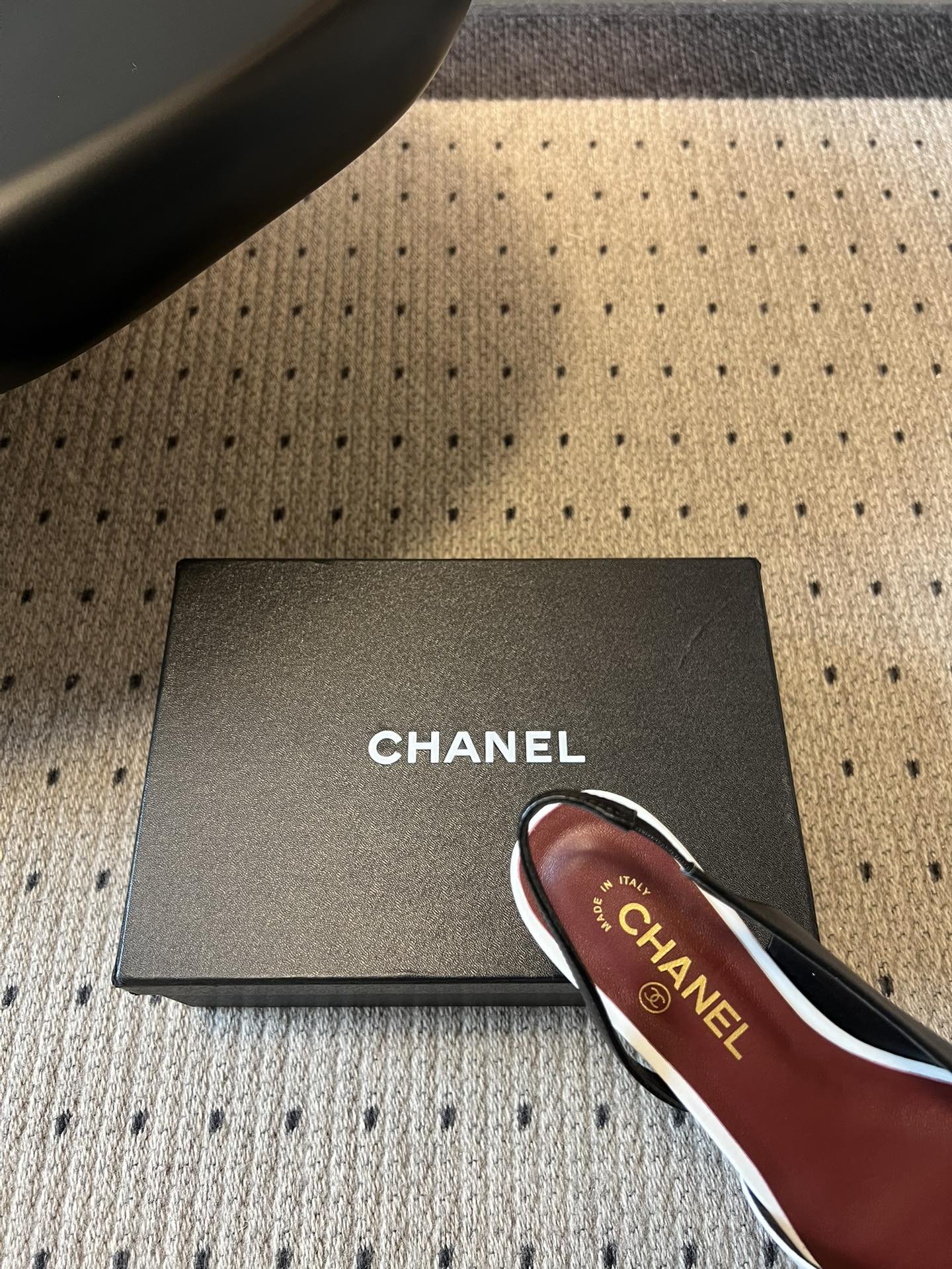 Chane*26SS早春新款方头平底凉鞋这组鞋款，把香奈儿的优雅与摩登演绎得淋漓尽致，每一双都是鞋柜里的